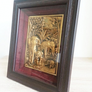 กรอบรูปตั้งโชว์รูปโขลงช้างป่าสีทอง ทำจากยิปซั่มกรอบไม้
