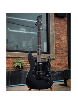 Kazuki Newcomer ST กีต้าร์ไฟฟ้า สีดำด้าน จำนวน 22 เฟร็ต ปิ๊กอัพ 2xhumbucker HH