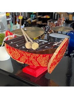 ระนาดเอก ขนาดจิ๋ว ลูกระนาด7ลูก ระนาดเด็ก ไม้ตี2อัน ยาว 22 ซม. สูง 13 ซม. กว้าง 9 ซม. สำหรับเด็กเล่น