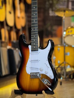 Siam Music กีต้าร์ไฟฟ้า ST-001 ปิ๊กอัพ SSS สีซันเบิร์ด ฟรี ปิ๊ก 2 อัน สายแจ็ค คันโยก ประแจ ใบคอร์ด