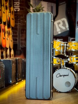 Duracase Hard case ฮาร์ดเคสเบส ลายคาร์บอน ภายในพรม สีดำ ตัวล็อคแน่นหนา วัสดุแข็งแรง ใส่เบสทรงมาตรฐานได้หลายทรง