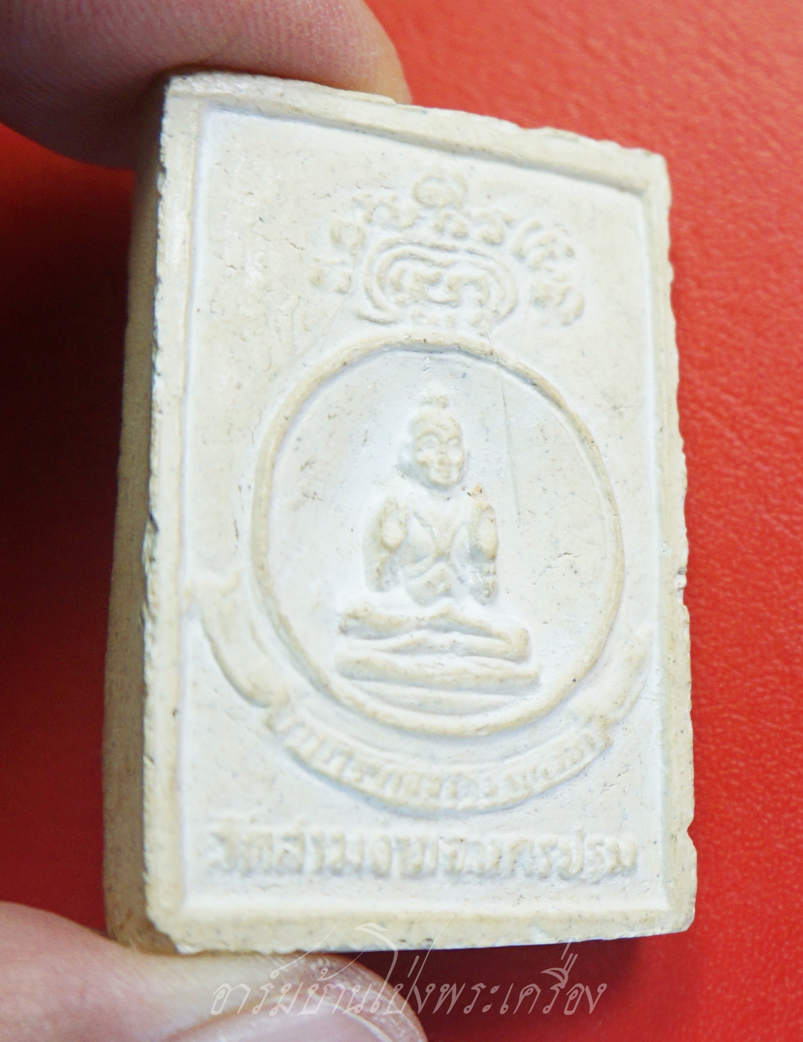 หลวงปู่แย้ม วัดสามง่าม พิมพ์รูปเหมือนเนื้อผง หลังกุมารทอง มีส่วนผสมของผงพระเก่าชำรุด, ผงวิเศษ, พุทธคุณต่างๆ รวมถึงเกศาของหลวงปู่แย้ม อีกทั้งด้านหลังเป็นรูปกุมารทองอีก ครบเครื่องทั้งด้านทำมา หากิน ป้องกันเตือนภัย(องค์ที่1)