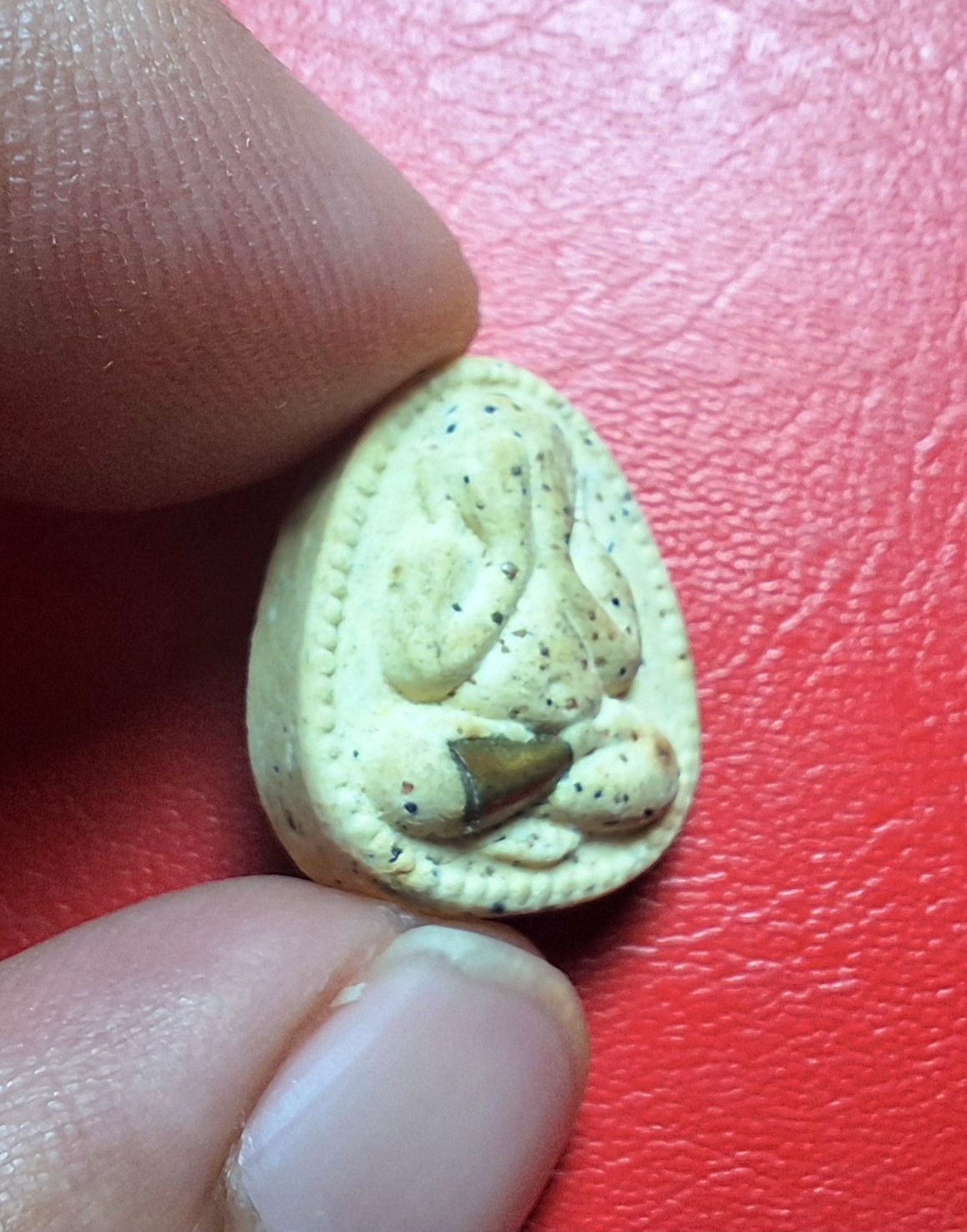 หลวงปู่แผ้ว วัดกำแพงแสน พระผงปิดตาจิ๋ว ออกงานปิดทอง ปี๒๕๕๐ เนื้อผงสีขาว ฝังตะกรุด(องค์ที่5)