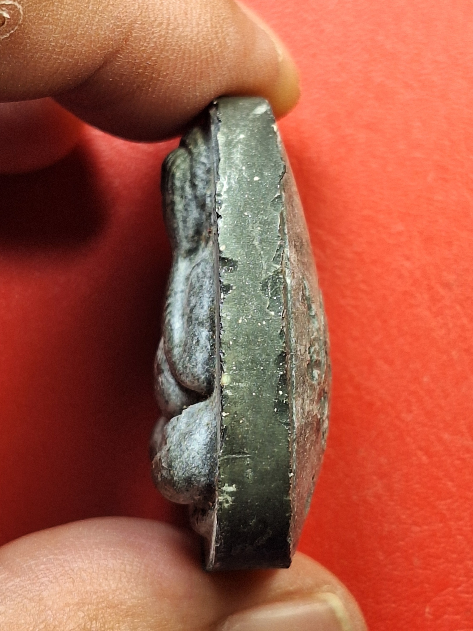 หลวงพ่อแพ วัดพิกุลทอง จ.สิงห์บุรี ปิดตา พิมพ์ใหญ่ เนื้อผงสีดำ ฝังตะกรุด2ดอก(องค์ที่1)