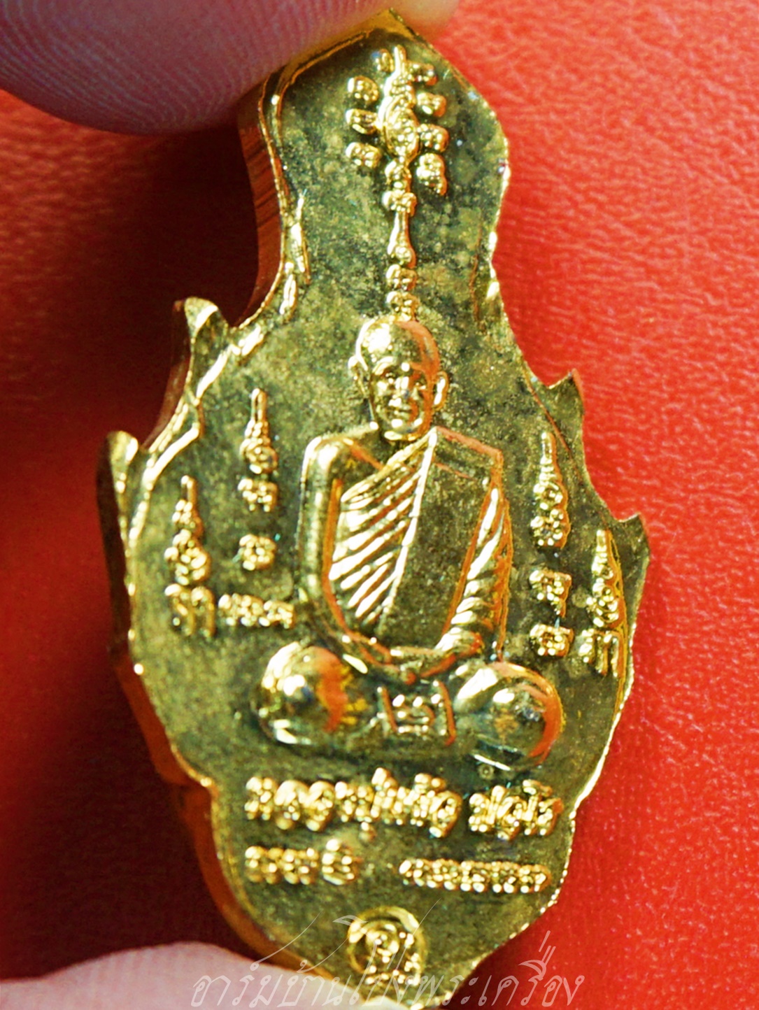 หลวงปู่แผ้ว วัดหนองพงนก เศียรพ่อแก่ กะไหล่ทองลงยา พิธีมหาจักรพรรดิ์ตราธิราช๑๐๘คณาจารย์(องค์ที่2)