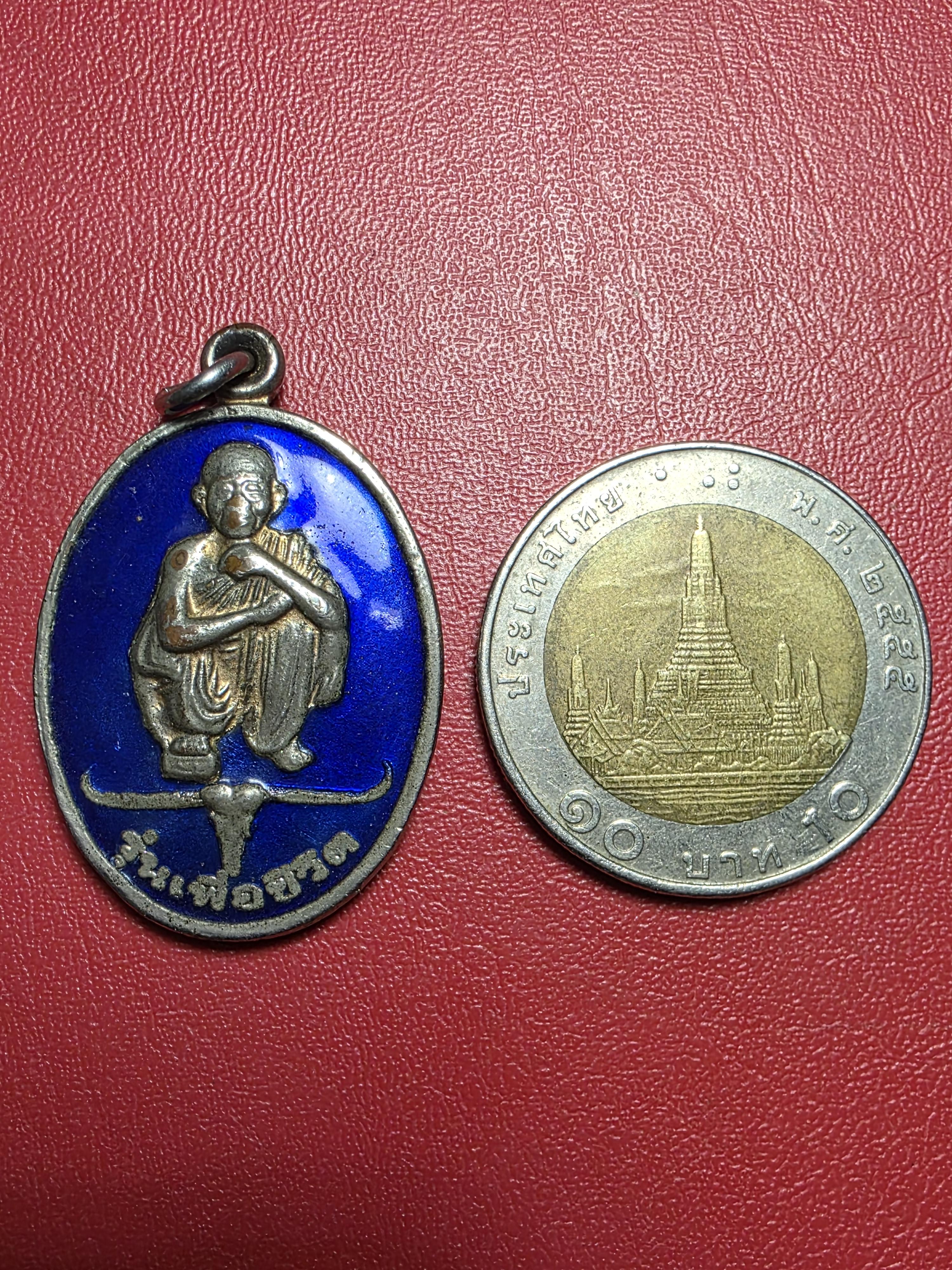 หลวงพ่อคูณ วัดบ้านไร่ รุ่นเพื่อชีวิต ปี๒๕๓๙ เนื้อกะไหล่ทองลงยาสีเขียว จัดสร้างโดยวงคาราบาว ด้านหลังตอกโค๊ต"จ"(องค์ที่8)