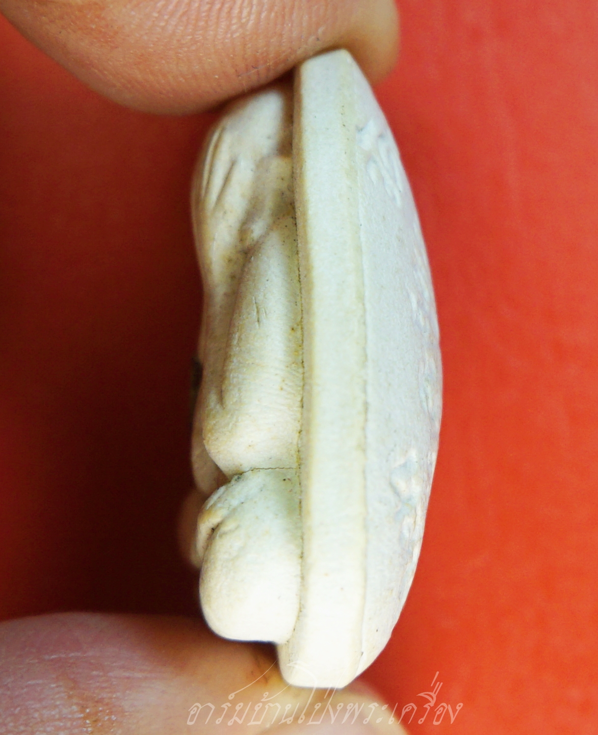 หลวงพ่อคูณ วัดบ้านไร่ ปิดตา รุ่นปลดหนี้ ปี๒๕๓๙ ตะกรุดแขนขวา เนื้อผงสีขาว(องค์ที่1)