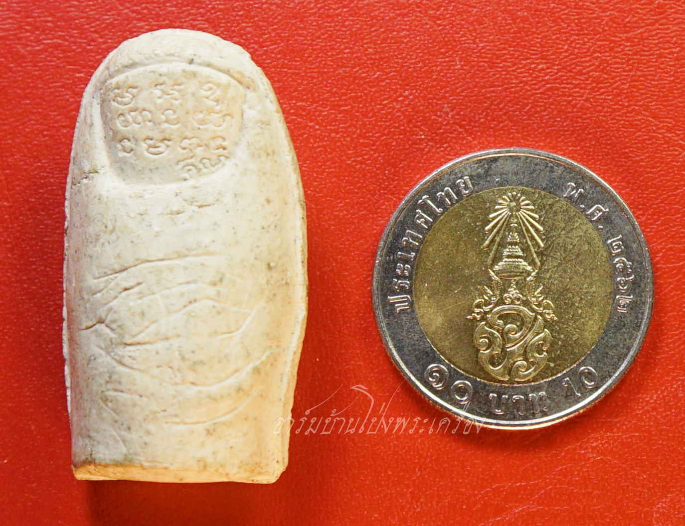 หลวงพ่อคูณ วัดบ้านไร่ นิ้วโป้งจำลอง ลงอักขระยันต์ ปี๒๕๓๖ เนื้อผง(องค์ที่9)