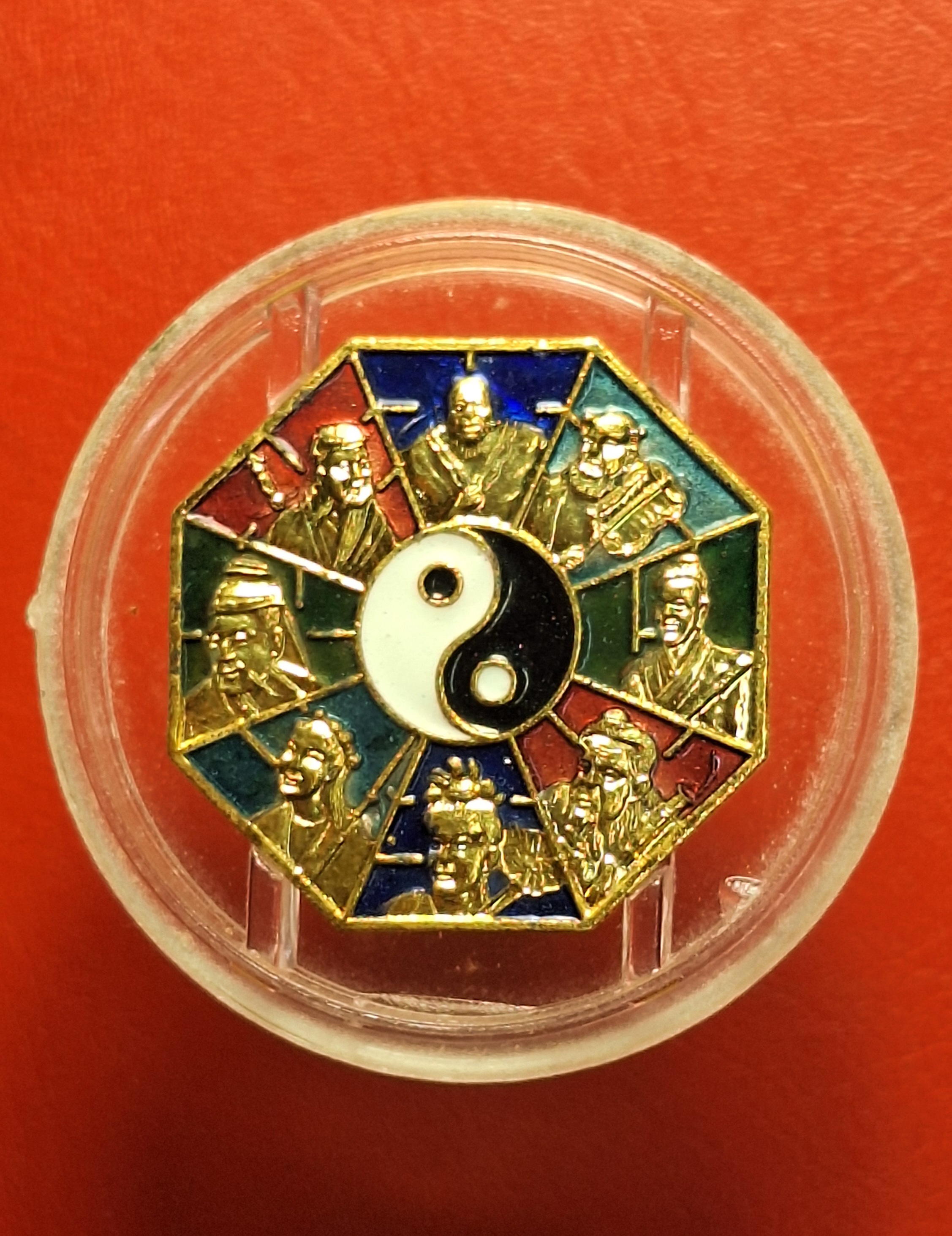 เหรียญแปดเซียน มูลนิธิสาธารณะกุศลสถาน(เม่งจินเซี่ยงตั้ว) รุ่นแรก ปี๒๕๔๓ รุ่นอุดมโชค๘ทิศ เนื้อกะไหล่ทองลงยา(องค์ที่1)