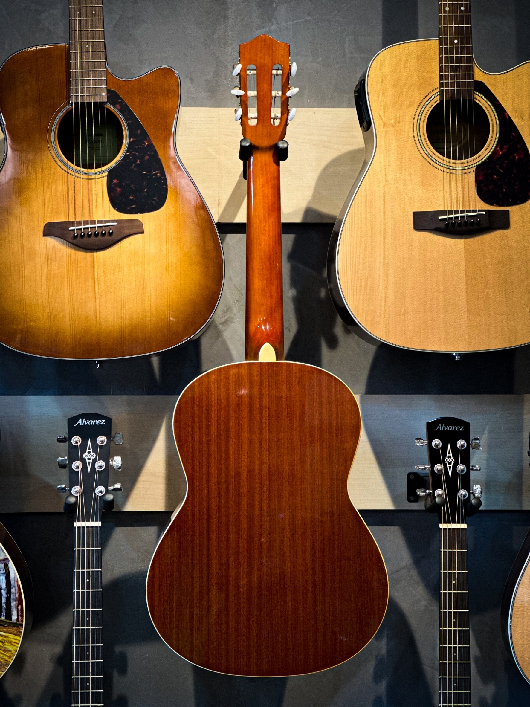 กีต้าร์คลาสสิค Vitesse ขนาด 39 นิ้ว งานไม้เคลือบเงา คลาสสิค ลูกบิดทอง รับประกันสินค้า