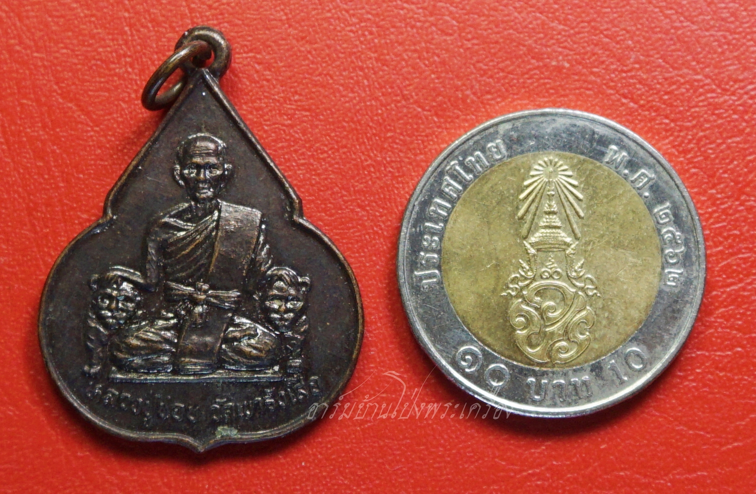 หลวงปู่ชอบ วัดเขารังเสือ รุ่นฉลองอายุ๗รอบ จับหัวเสือ เนื้อทองแดง(องค์ที่5)