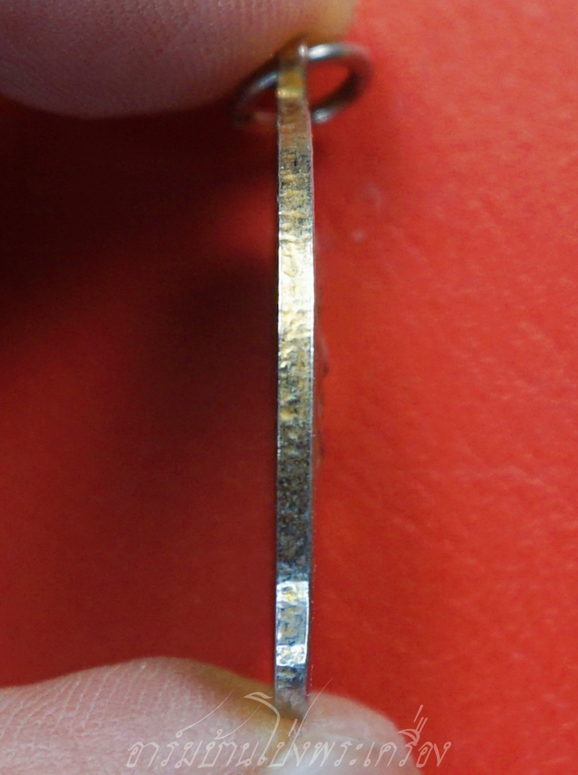 หลวงพ่อบุญรอด วัดอุบลวรรณาราม หลังยันต์หนุมานเชิญธง ปี๒๕๔๘ เนื้อกะไหล่ทอง(องค์ที่1)