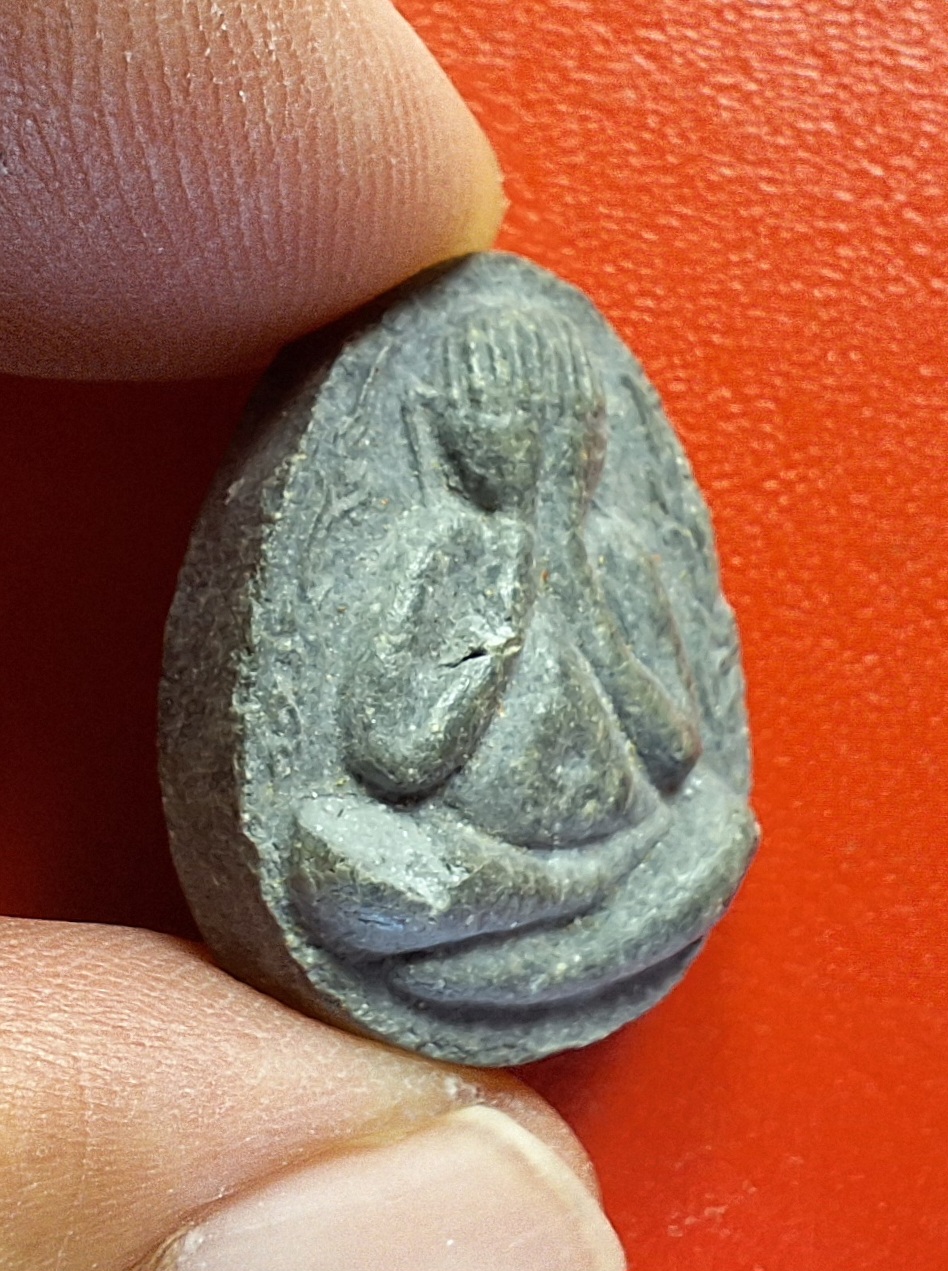 หลวงปู่โต๊ะ วัดถ้ำสิงโตทอง ที่ระลึกในงานผูกพัทธสีมา ปี๒๕๓๕ กนกข้าง เนื้อผงใบลาน(องค์ที่2)