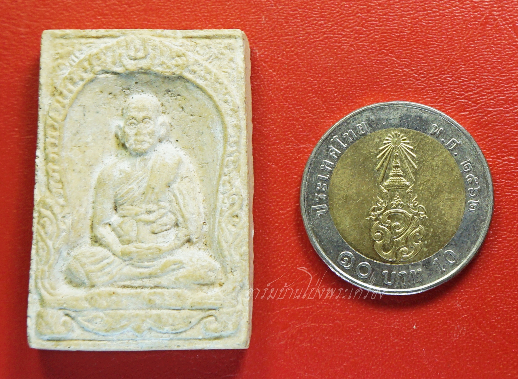 หลวงปู่แย้ม วัดสามง่าม พิมพ์รูปเหมือนเนื้อผง หลังกุมารทอง มีส่วนผสมของผงพระเก่าชำรุด, ผงวิเศษ, พุทธคุณต่างๆ รวมถึงเกศาของหลวงปู่แย้ม อีกทั้งด้านหลังเป็นรูปกุมารทองอีก ครบเครื่องทั้งด้านทำมา หากิน ป้องกันเตือนภัย(องค์ที่1)