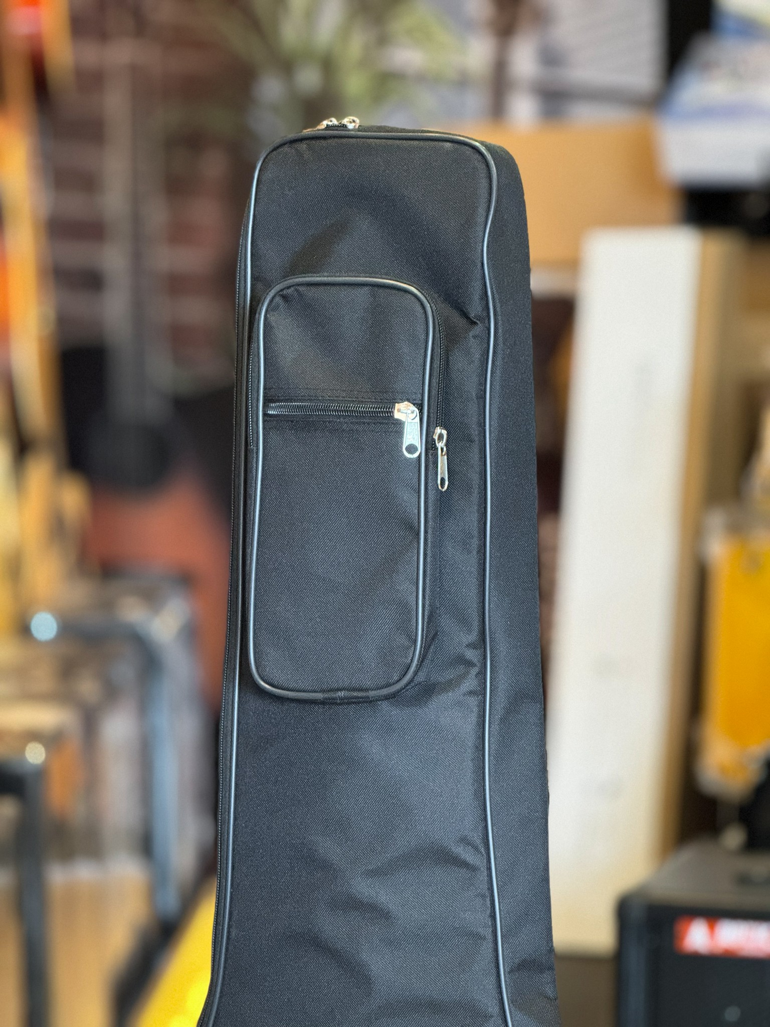 Fender กระเป๋าเบสไฟฟ้า บุฟองน้ำหนา 5 มิล ซอฟเคสเบสไฟฟ้า พร้อมสายคล้องคอ หูหิ้ว สายสะพายไหล่ปรับได้ สำหรับเบสทุกรูปทรง ขนาดมาตรฐาน 4-5 สาย