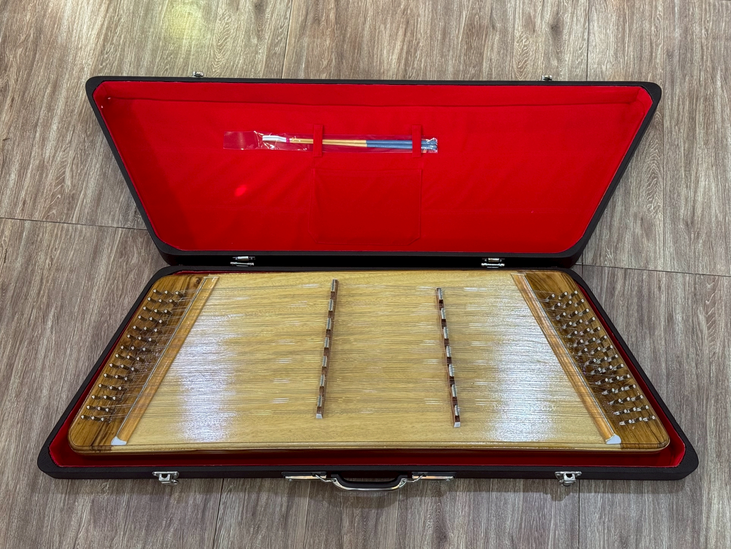 ขิมคางหมูไม้สักทอง โชว์ลายไม้ ขิมพร้อมส่ง ขิมคางหมู ไม้สักทอง ให้เสียงนุ่มหวาน พร้อมอุปกรณ์