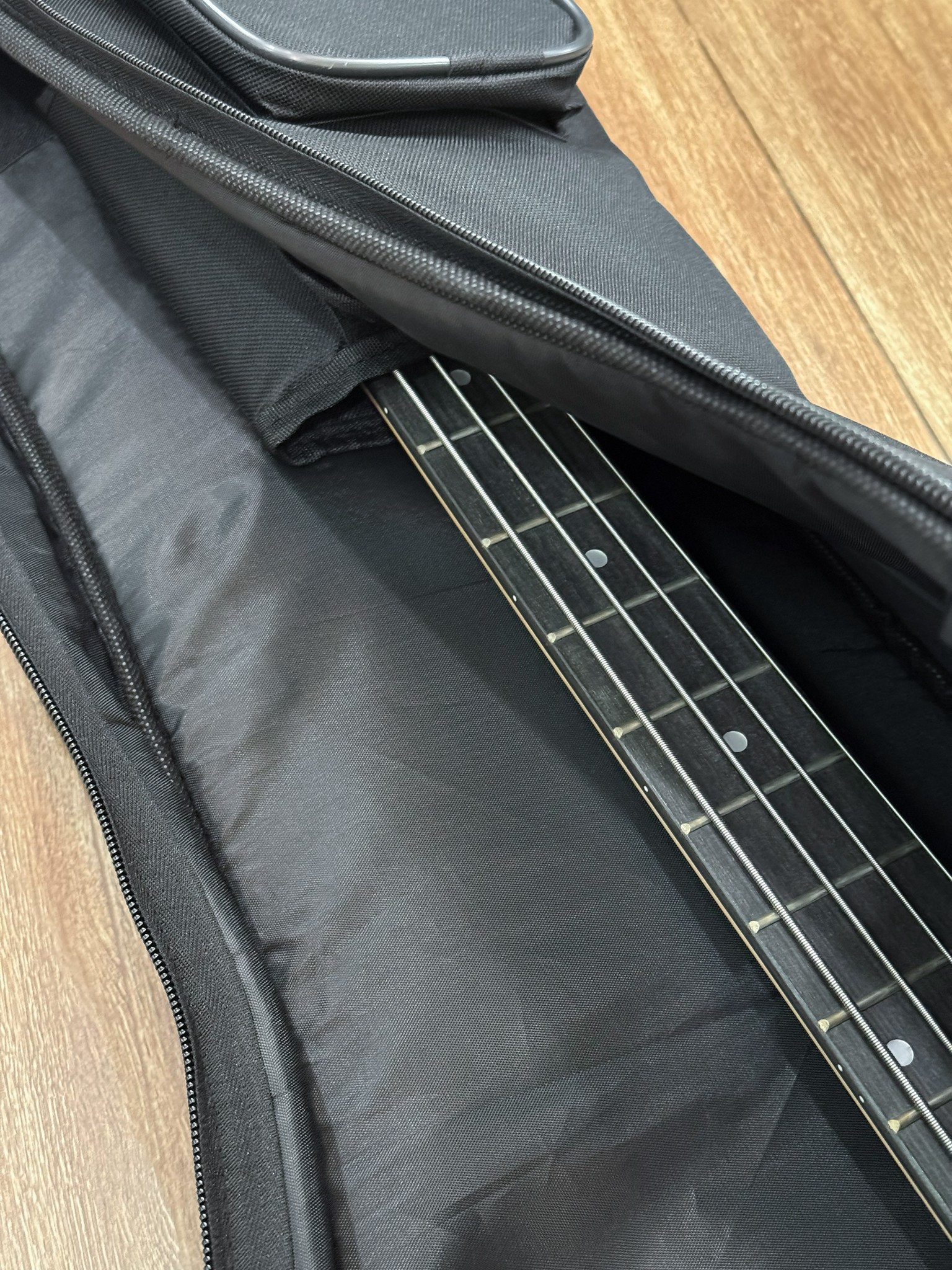 Fender กระเป๋าเบสไฟฟ้า บุฟองน้ำหนา 5 มิล ซอฟเคสเบสไฟฟ้า พร้อมสายคล้องคอ หูหิ้ว สายสะพายไหล่ปรับได้ สำหรับเบสทุกรูปทรง ขนาดมาตรฐาน 4-5 สาย