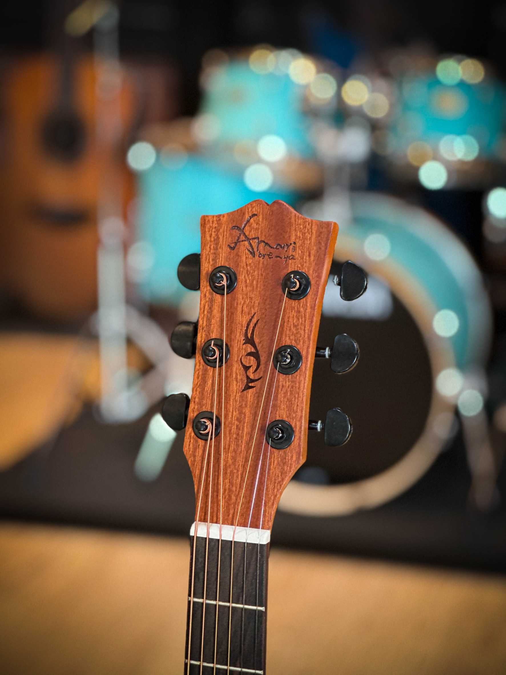 กีต้าร์โปร่งไฟฟ้า Amari รุ่น AM-428 C สีไม้ Top Solid ไม้มะฮอกกานี พร้อม กระเป๋าเทา-ส้ม ปิ๊ก ประแจ คาโป้