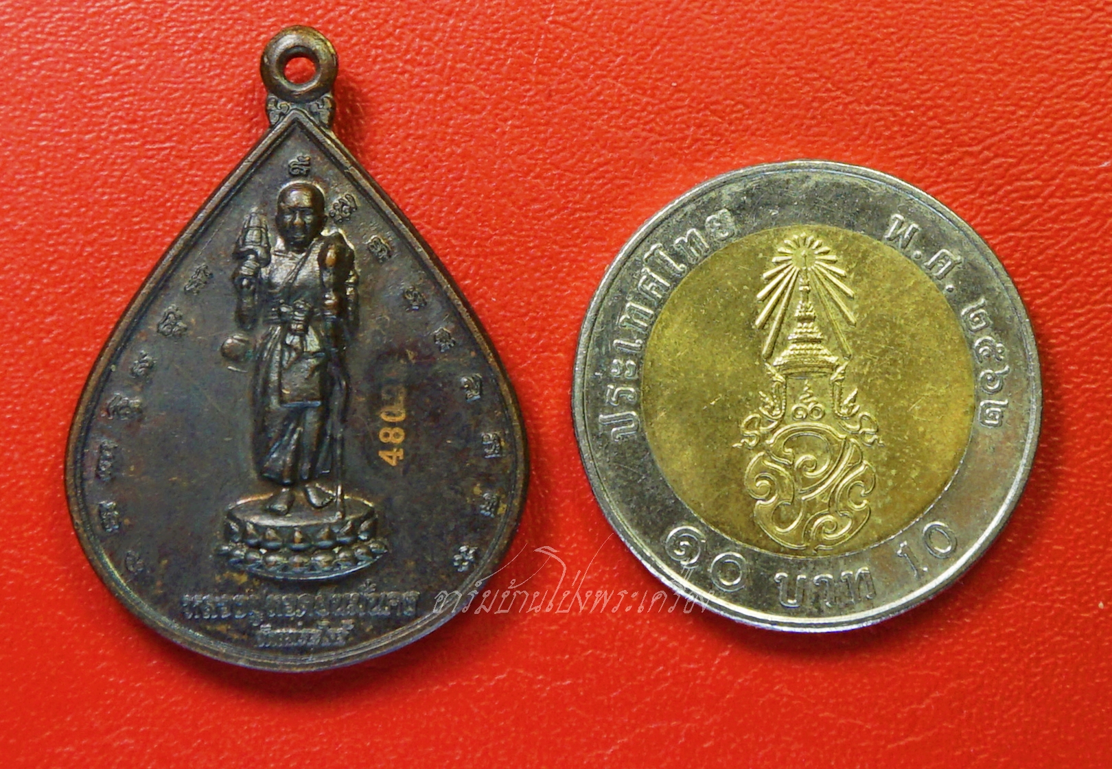 หลวงปู่ทวด ยืนมั่นคง ด้านหลัง หลวงปู่ดู่ พรหมปัญโญ วัดแม่ตะไคร้ จ.เชียงใหม่ รุ่นทานบารมี๑ ปี๒๕๕๔ ยิงโค๊ตเลเซอร์หมายเลข48036 เนื้อทองแดงรมดำ(องค์ที่1)