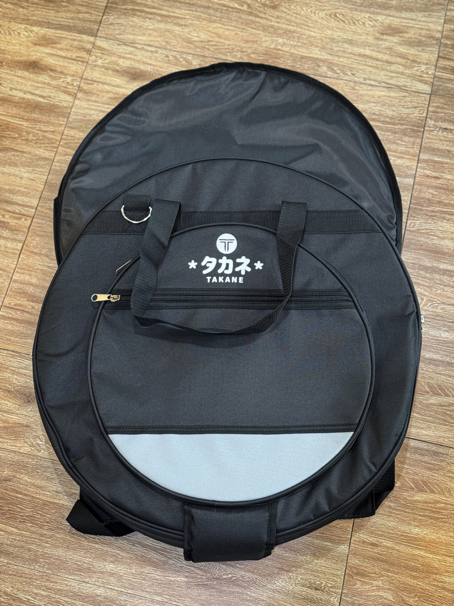 กระเป๋าฉาบ TAKANE สีดำเทา กระเป๋าใส่ฉาบ บุฟองน้ำหนา มีหูหิ้ว/สายสะพายหลัง สามารถใส่ Hihat ได้ 1คู่ และ แฉได้ถึง 3 ใบ 22 นิ้ว
