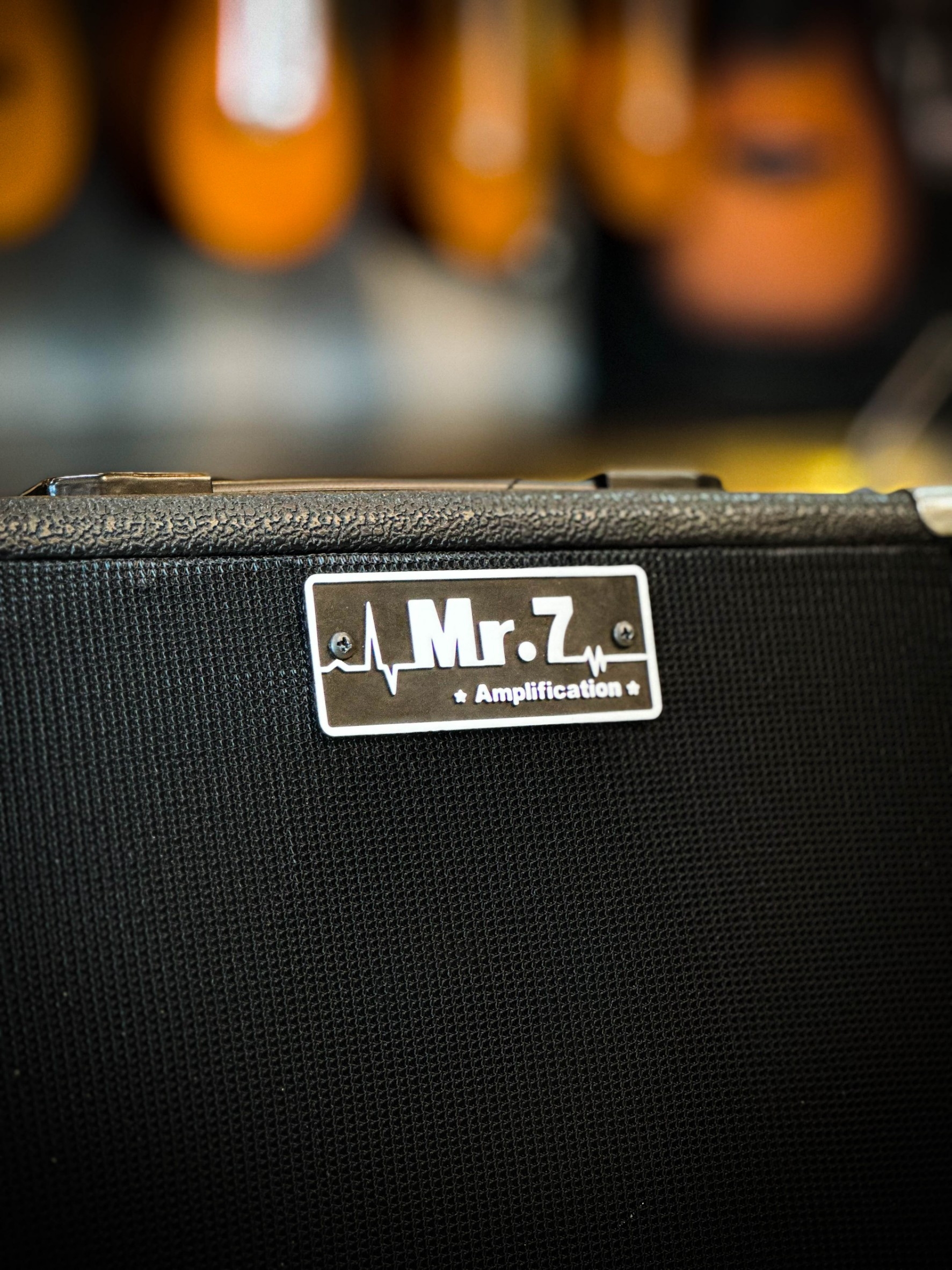 Mr.7 รุ่น GA-15R ตู้แอมป์กีต้าร์ สีดำ ทรงเอียง 15 W. เสียงพุ่งสะใจ เสียบเล่นกีต้าร์พร้อมต่อไมค์ร้องได้ มีเอฟเฟคในตัว