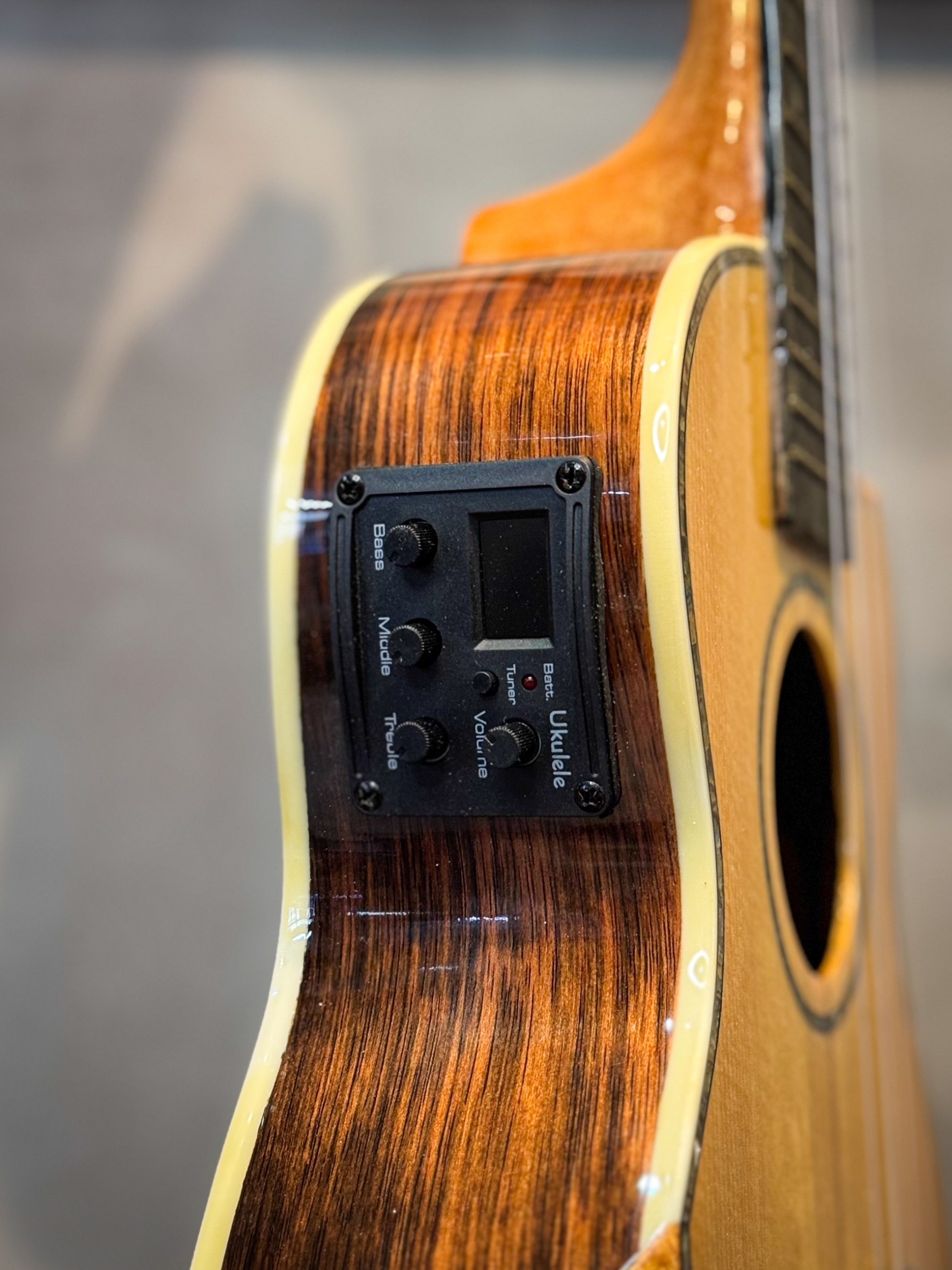 อูคูเลเล่ไฟฟ้า Top solid Overspeed รุ่น A-KYS-21 / A-KYS-24 หน้าไม้แท้ ไซส์ Soprano / Concert พร้อม กระเป๋า / ปิ๊ก / ที่เก็บปิ๊ก