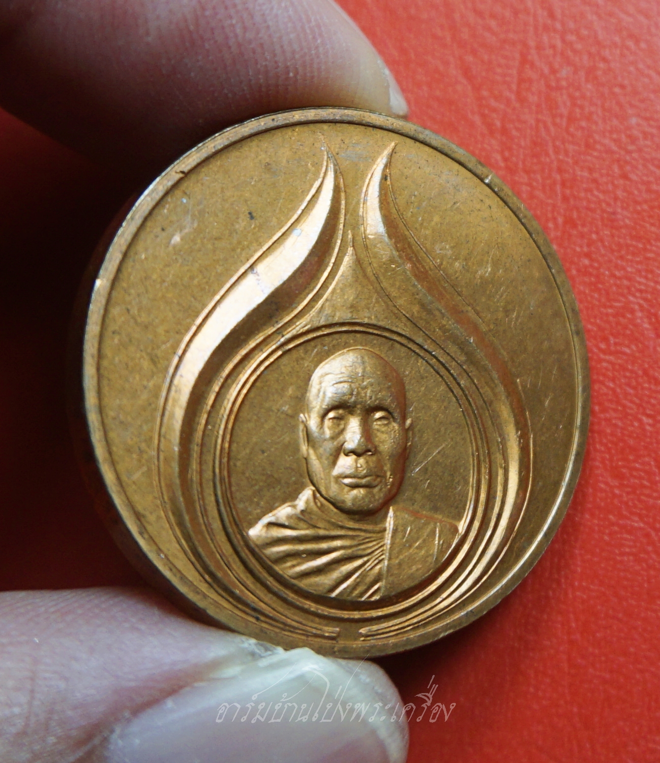 เหรียญ ปตท. หลวงพ่ออุตตมะ วัดวังก์วิเวการาม จ.กาญจนบุรี จัดสร้างเป็นที่ระลึก สมโภชกรุงรัตนโกสินทร์๒๐๐ปี ปี๒๕๒๕ เนื้อทองแดงผิวไฟ(องค์ที่2)