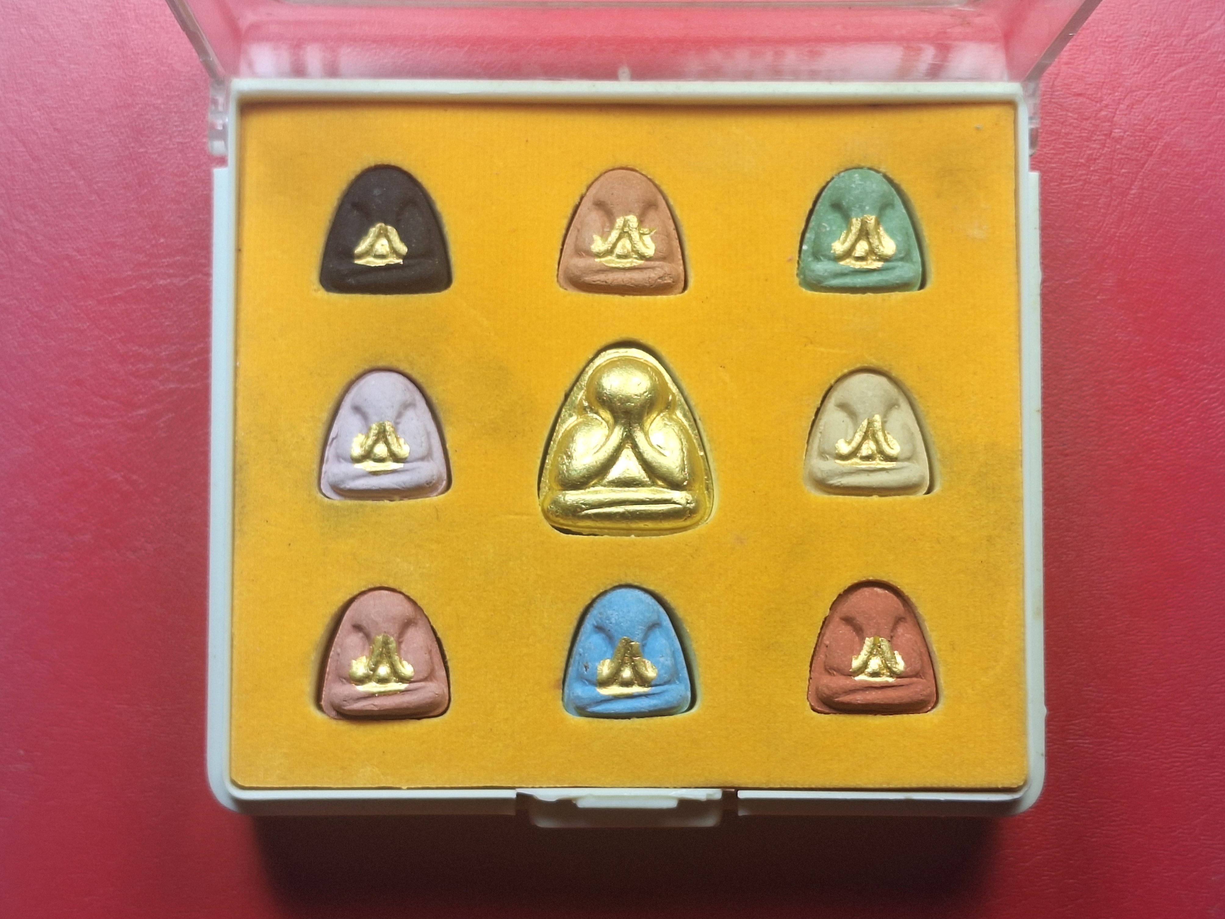 พระปิดตา หลวงพ่อแก้ว วัดเครือวัลย์ ชุดสีประจำวัน มั่งมี ศรีสุข ร่ำรวย เงินทอง จ.ชลบุรี 9 องค์ พร้อมกล่อง(ชุดที่1)