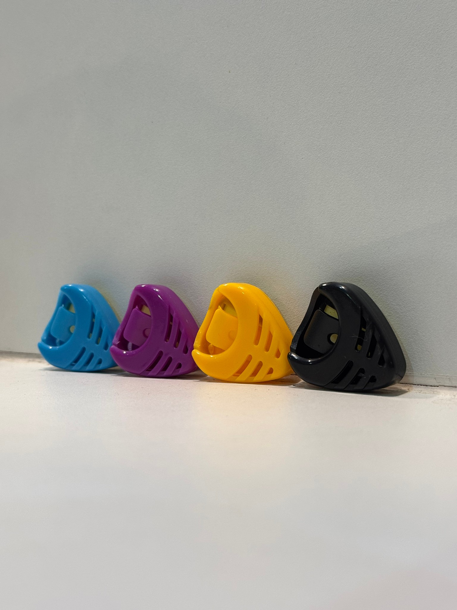 ที่เก็บปิ๊กกีต้าร์ แบบทรงหยดน้ำ / แบบทรงสามเหลี่ยม (สินค้า 1 ชิ้น) มีหลายสี ใช้งานง่าย พกพาสะดวก