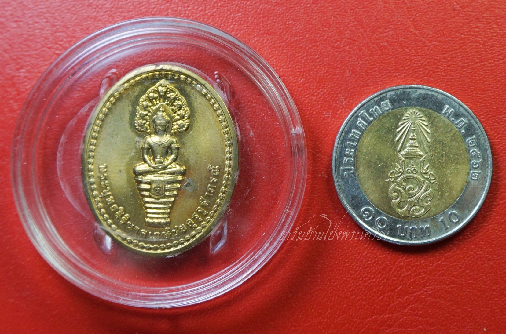 พระพุทธสิรินาคเภษัชยคุรุจุฬาภรณ์ เหรียญพระพุทธโอสถ พ.ศ.๒๕๕๘ รพ.จุฬาภรณ์ เนื้อกะไหล่ทอง พระพุทธเจ้าแห่งการรักษาโรค เพือปราศจากโรคภัยทั้งปวง (องค์ที่1)