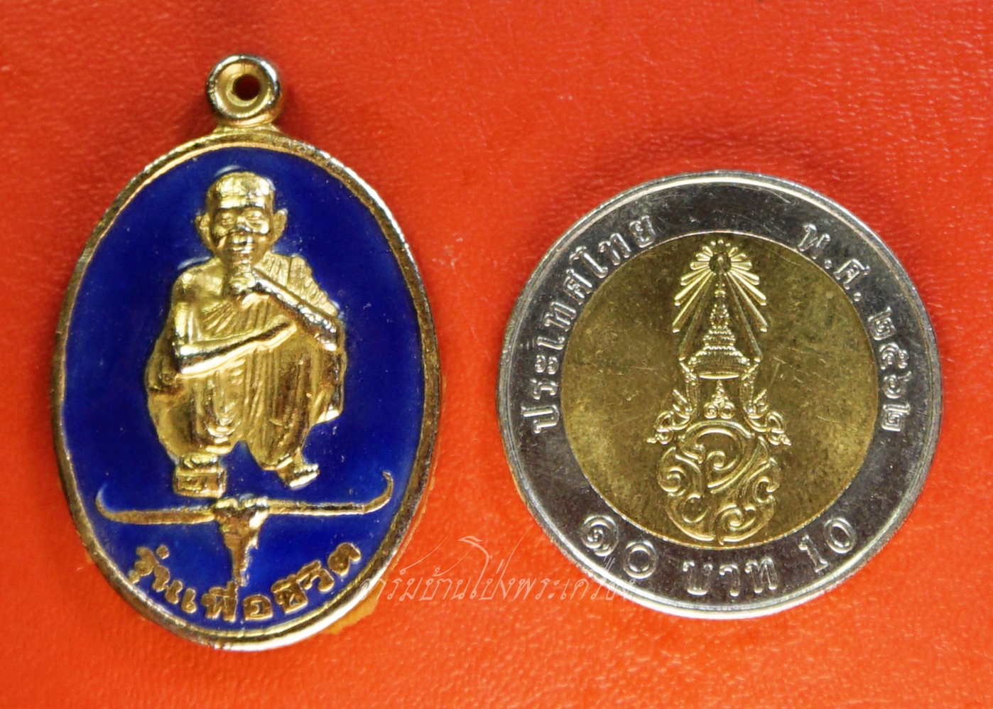 หลวงพ่อคูณ วัดบ้านไร่ รุ่นเพื่อชีวิต ปี๒๕๓๙ เนื้อกะไหล่ทองลงยาสีน้ำเงิน จัดสร้างโดยวงคาราบาว ด้านหลังตอกโค๊ต"จ"(องค์ที่2)