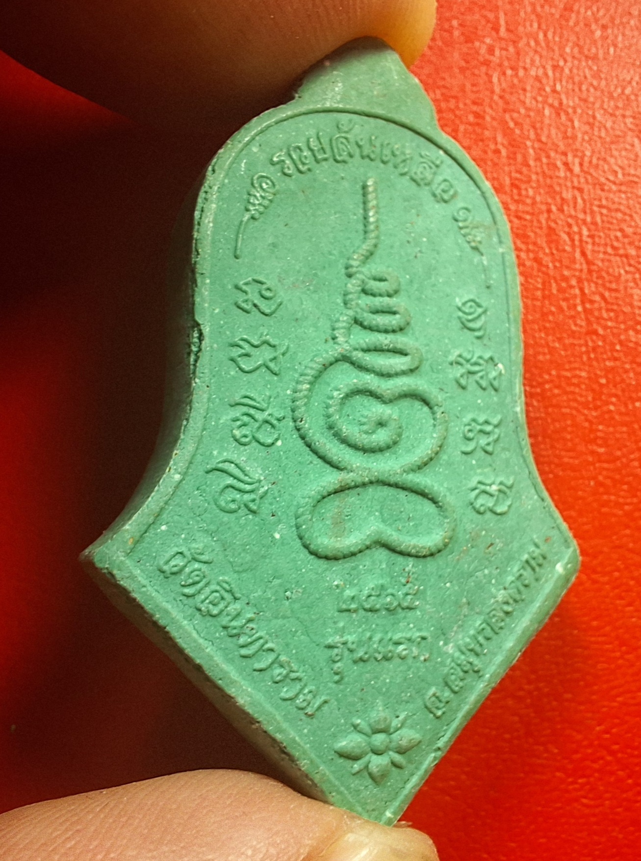 ท้าวเวสสุวรรณ วัดอินทาราม จ.สมุทรสงคราม รุ่นรวยล้นเหลือ ปี๒๕๖๕ เนื้อผงสีเขียว(องค์ที่1)