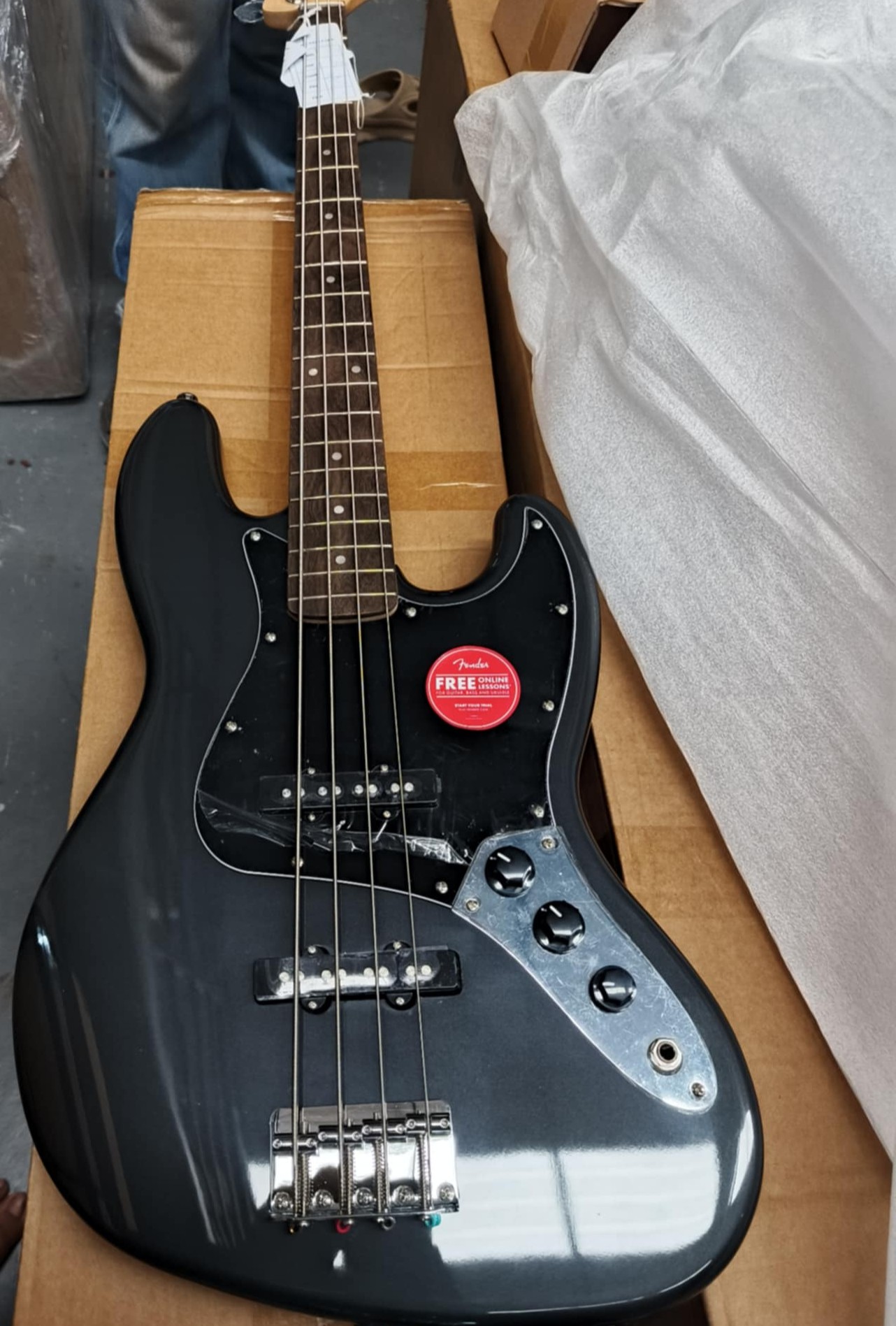 เบสไฟฟ้า Squier by Fender Affinity Bass 20 เฟรต * ประกันศูนย์ 1 ปี *