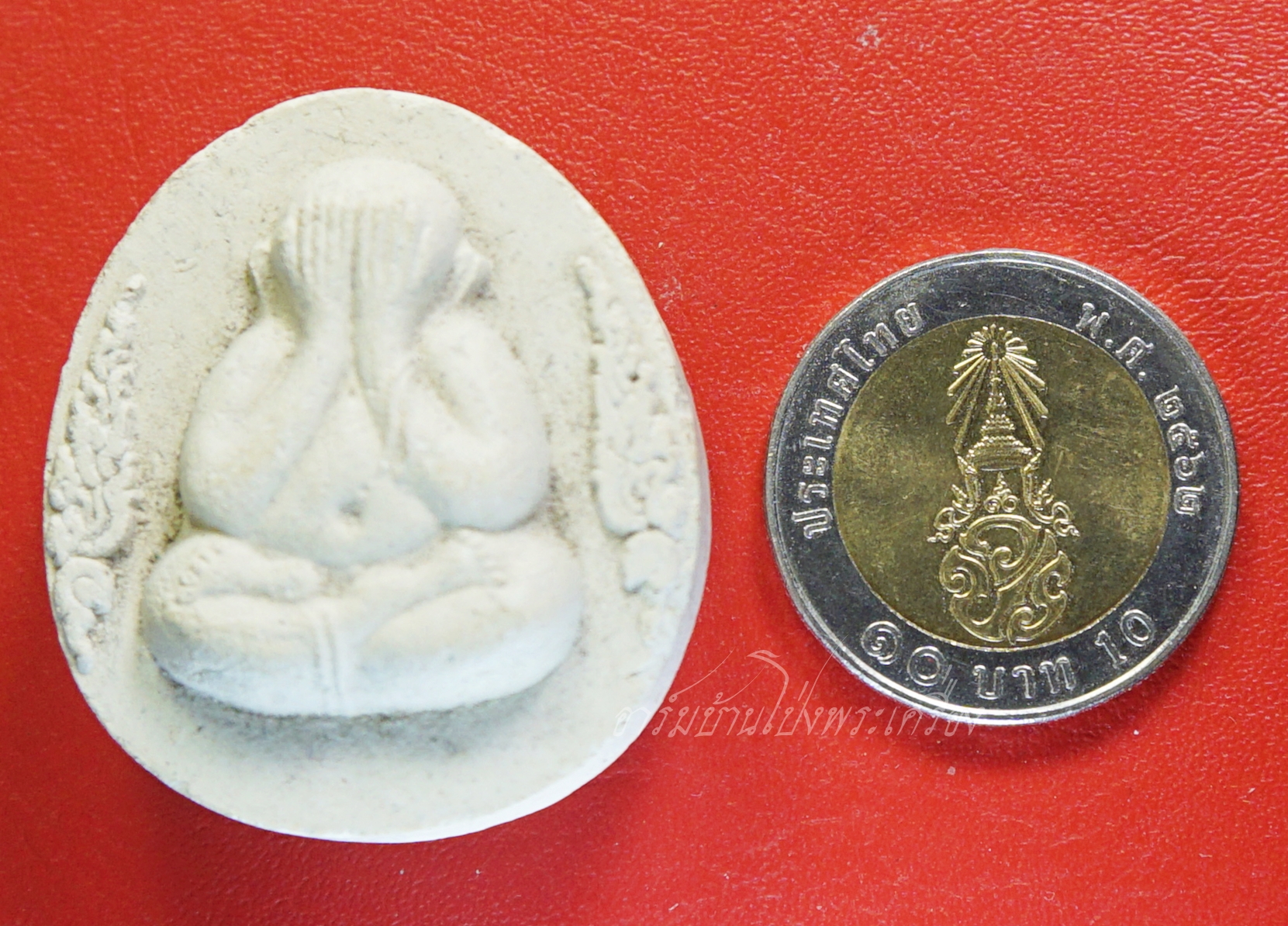 หลวงพ่อสง่า วัดบ้านหม้อ ปิดตา กนกข้าง เนื้อผงสีขาว มีจาร(องค์ที่1)