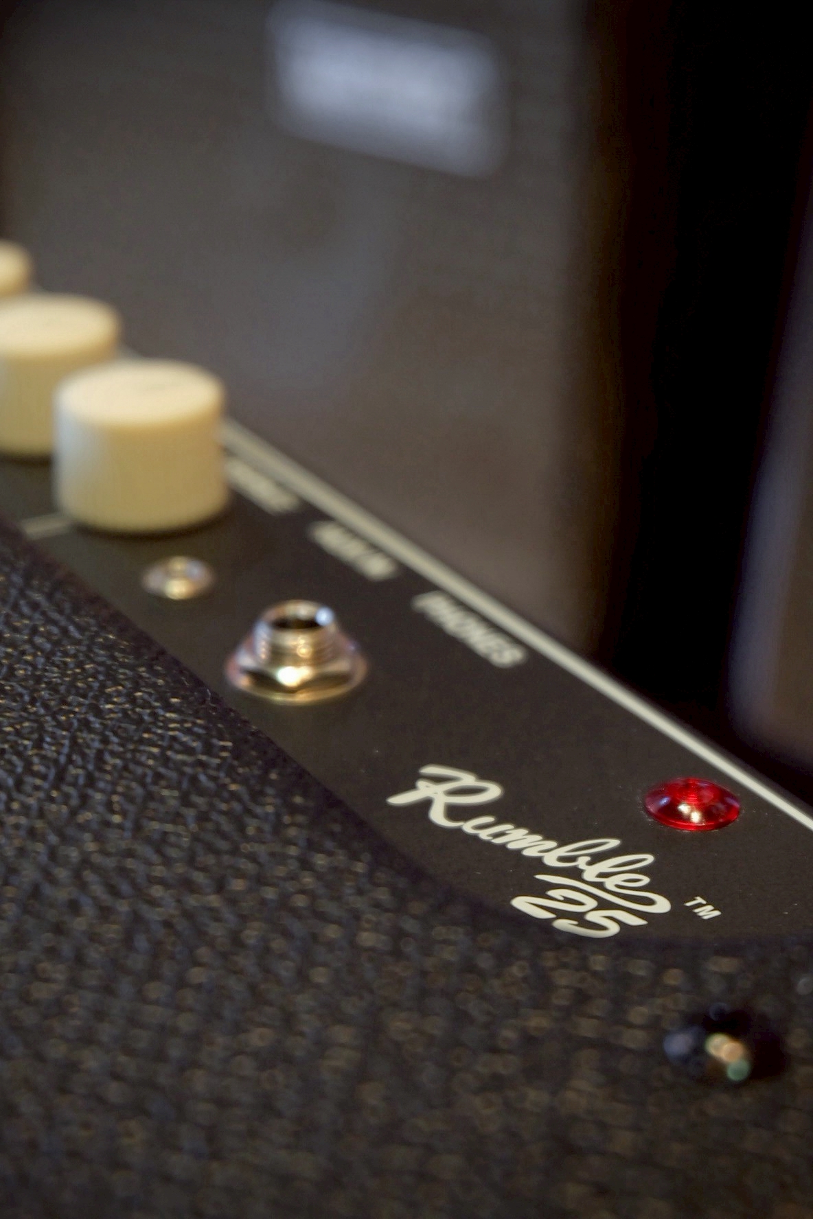 แอมป์เบส Fender รุ่น Rumble 25 ตู้แอมป์เบส 25 วัตต์ มีเสียงแตก ปรับ EQ ได้ 3 แบนด์ Bass / Mid / Treble ประกันศูนย์