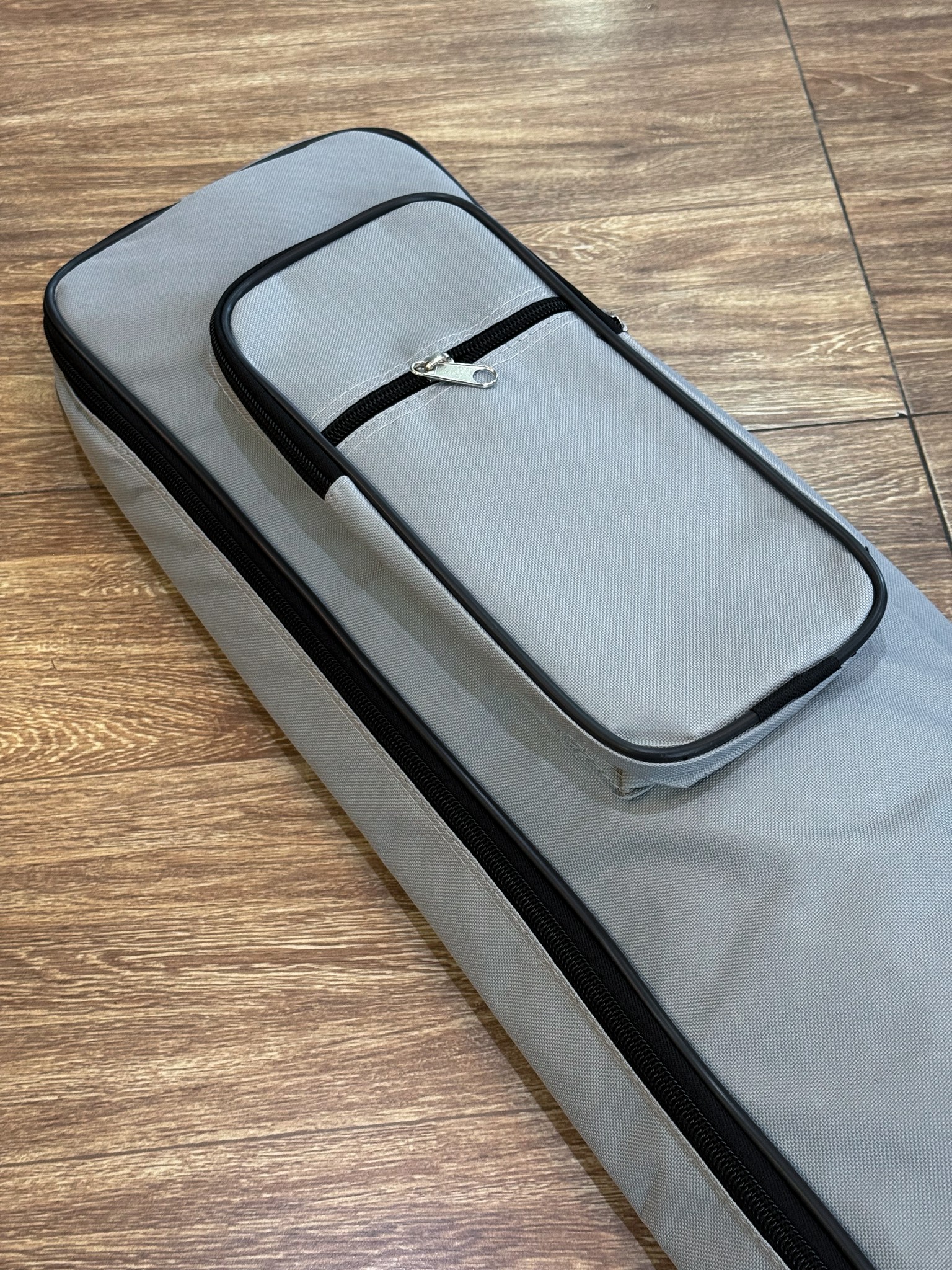 Fender กระเป๋าเบสไฟฟ้า บุฟองน้ำหนา 5 มิล ซอฟเคสเบสไฟฟ้า พร้อมสายคล้องคอ หูหิ้ว สายสะพายไหล่ปรับได้ สำหรับเบสทุกรูปทรง ขนาดมาตรฐาน 4-5 สาย