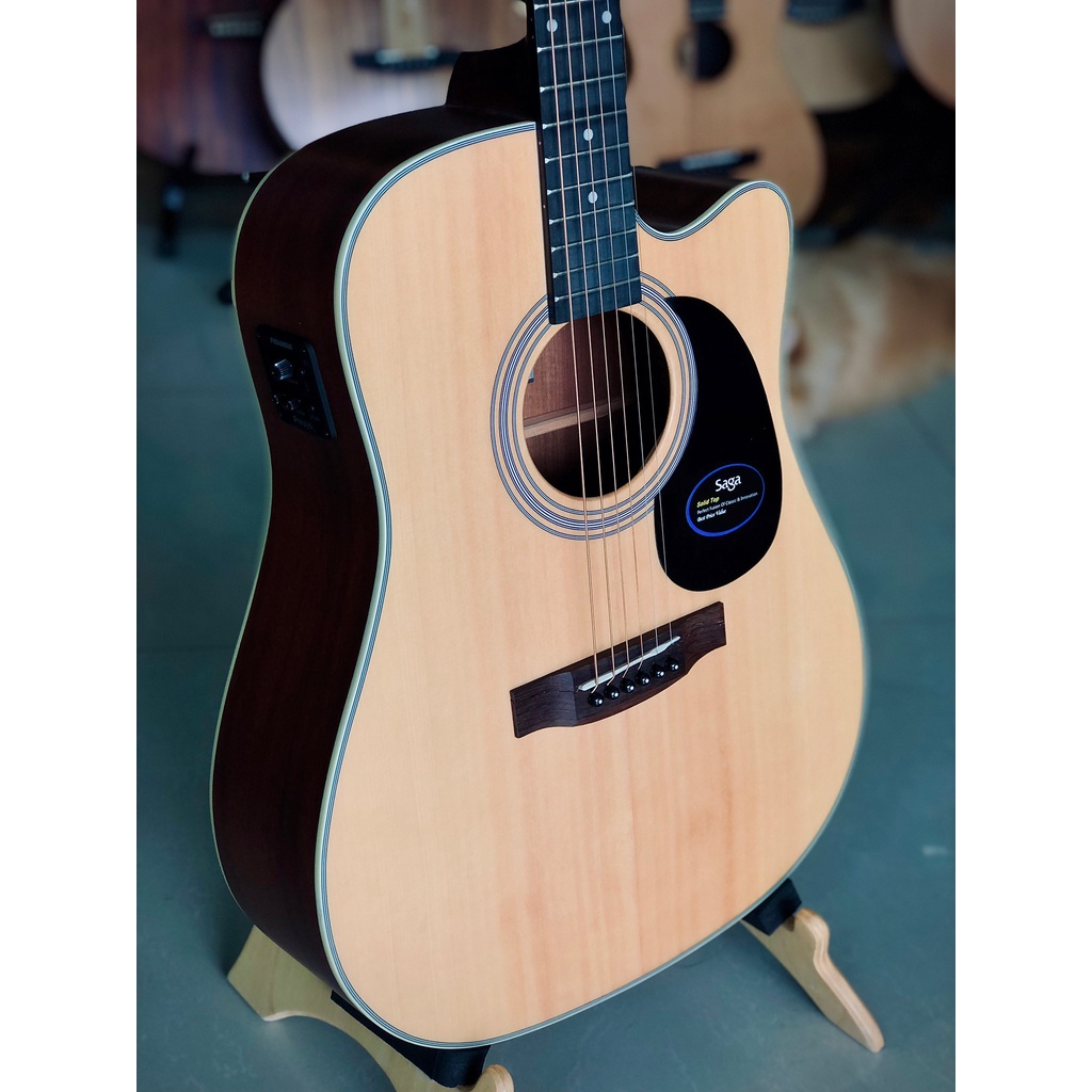 Saga กีตาร์โปร่งไฟฟ้า รุ่น SF700CE ปิ๊กอัพ Fishman แท้ กระเป๋า SAGA ปิ๊ก คาโป้