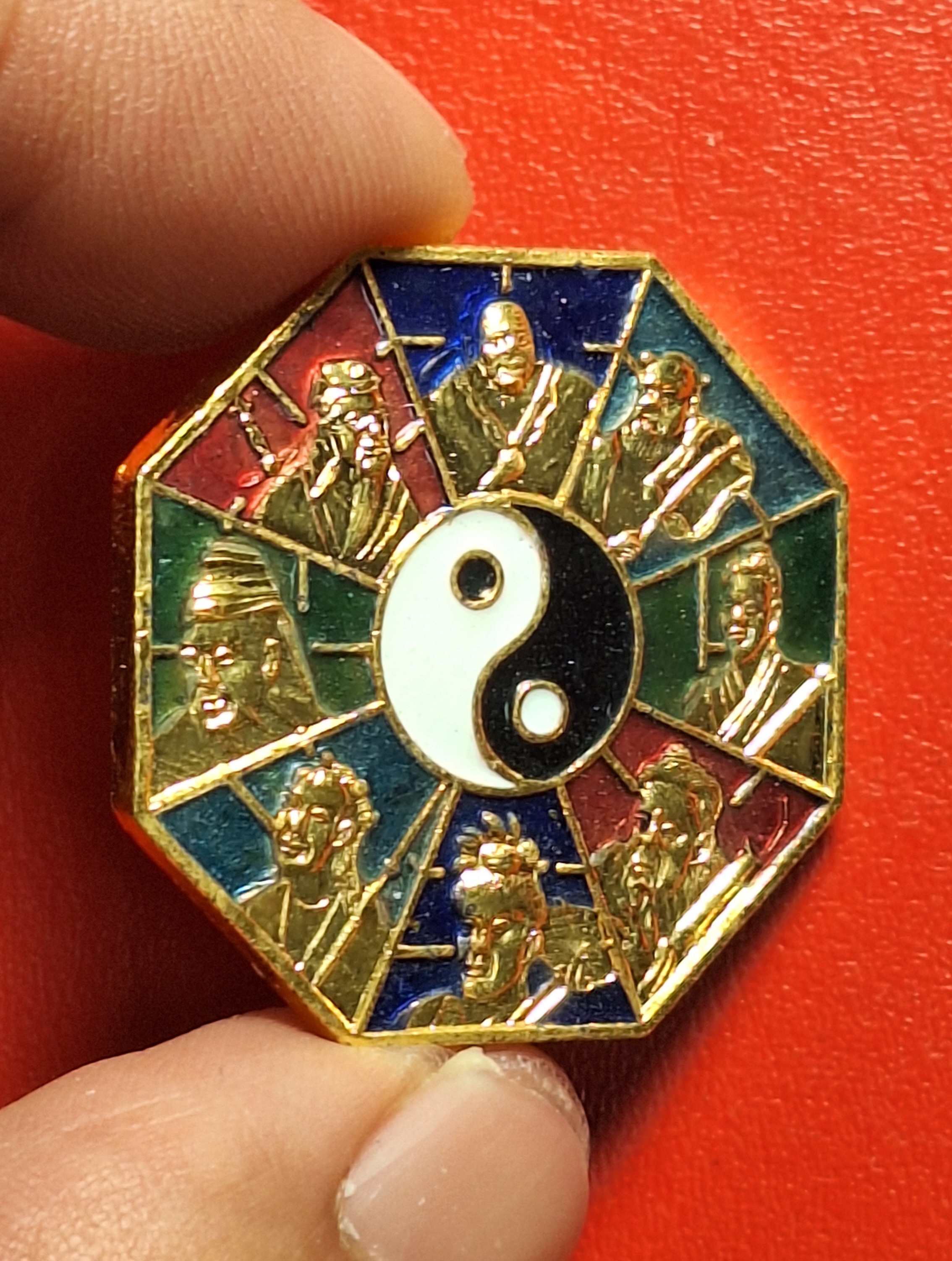 เหรียญแปดเซียน มูลนิธิสาธารณะกุศลสถาน(เม่งจินเซี่ยงตั้ว) รุ่นแรก ปี๒๕๔๓ รุ่นอุดมโชค๘ทิศ เนื้อกะไหล่ทองลงยา(องค์ที่1)