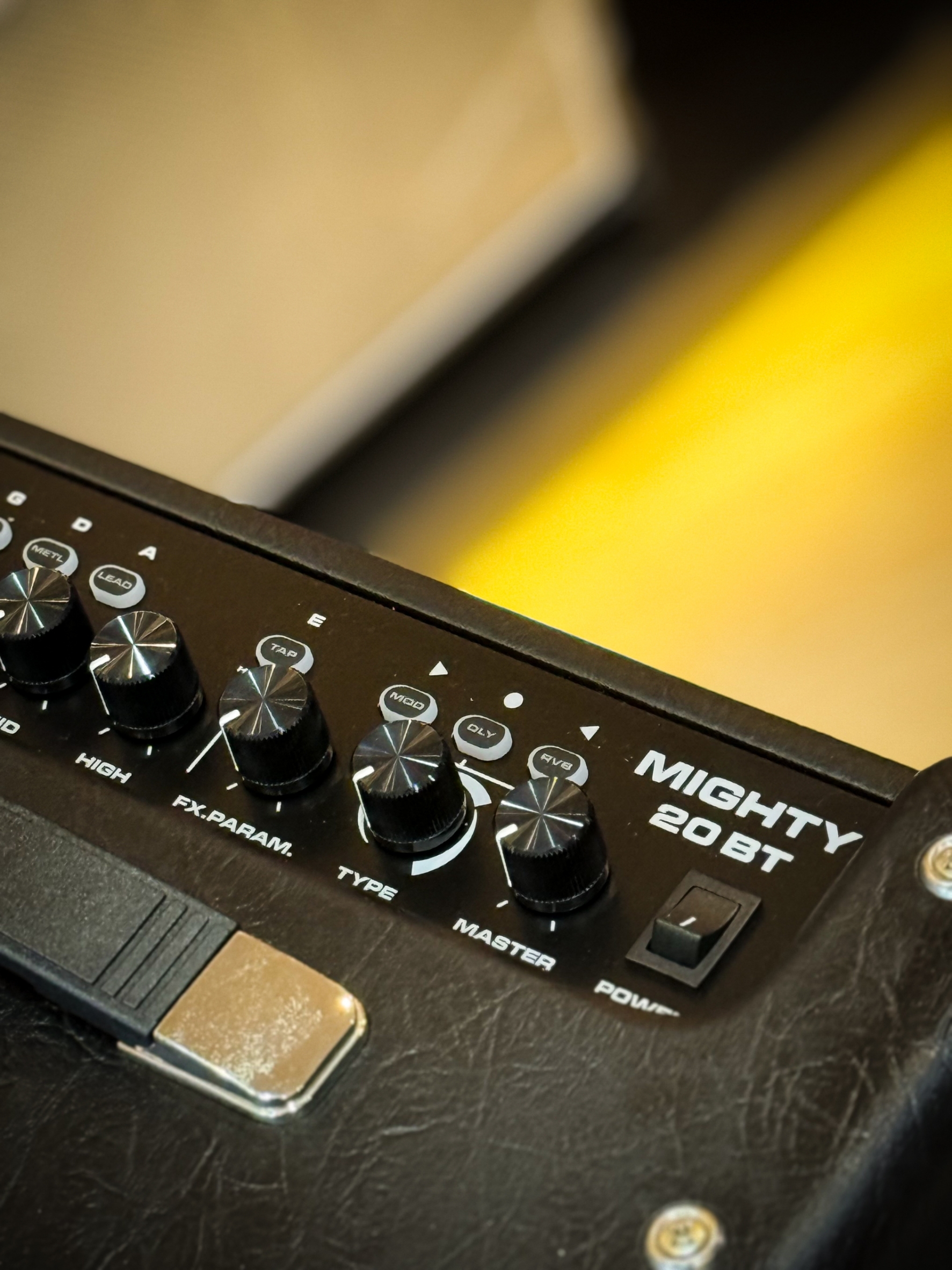 Nux รุ่น Mighty 20 BT MK II มีจูนเนอร์ในตัว / Bluetooth มาพร้อม 18 เอฟเฟ็กต์ในตัว ดอกลำโพงขนาด 10 นิ้ว ต่อหูฟัง ได้