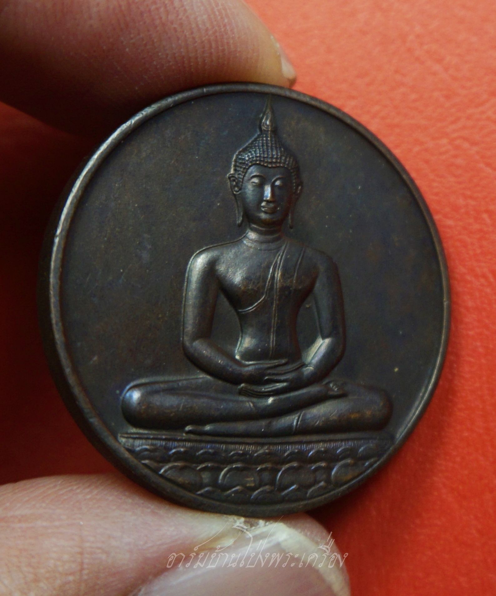 เหรียญพระพุทธสิหิงค์ หลัง ภปร ที่ระลึก ๗๐๐ ปีลายสือไทย กรมธนารักษ์จัดสร้าง หลวงพ่อเกษมและเกจิร่วมสมัยปลุกเสกพิธีใหญ่ ปี ๒๕๒๖(องค์ที่8)