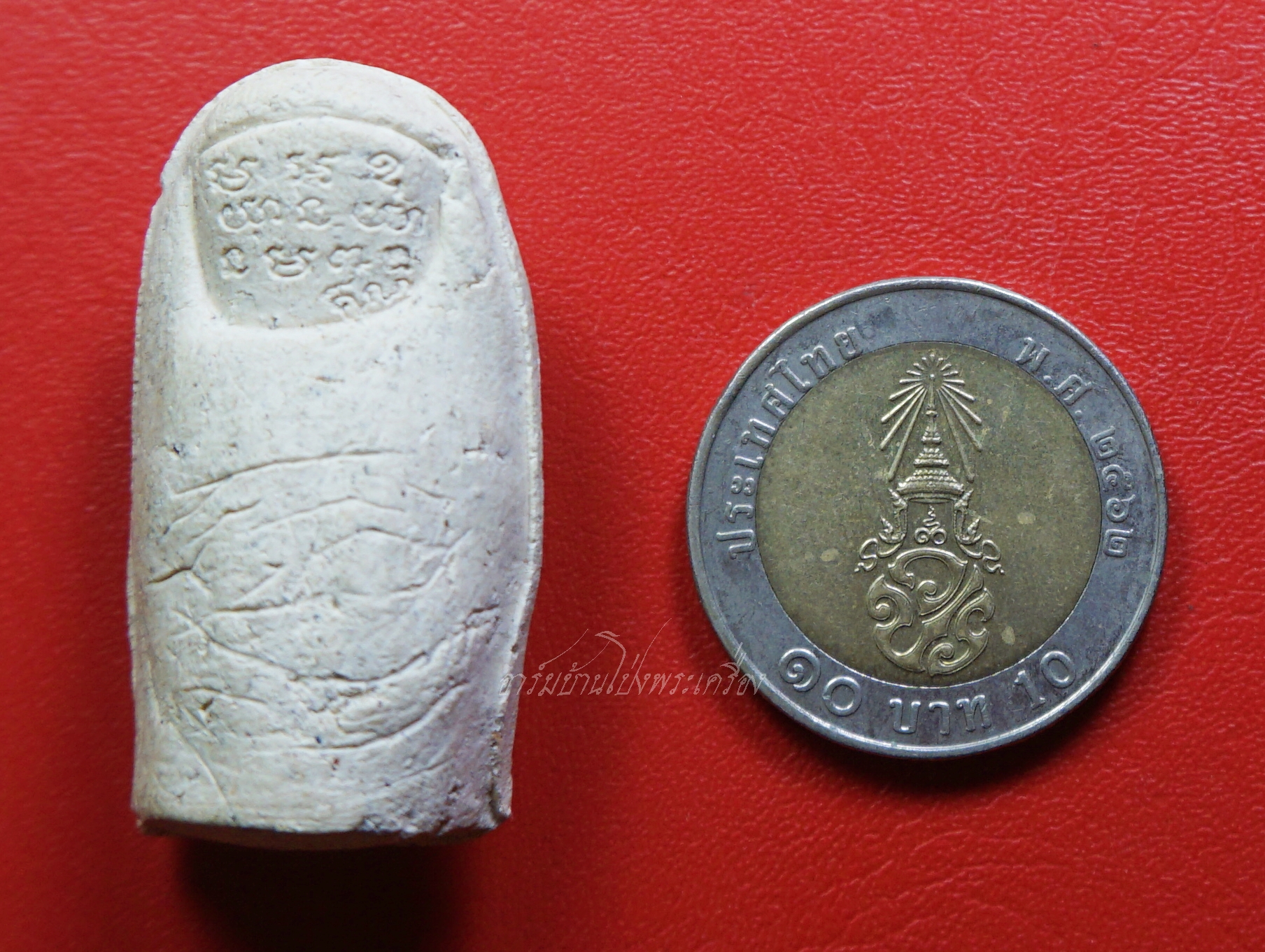 หลวงพ่อคูณ วัดบ้านไร่ นิ้วโป้งจำลอง ลงอักขระยันต์ ปี๒๕๓๖ เนื้อผง(องค์ที่16)