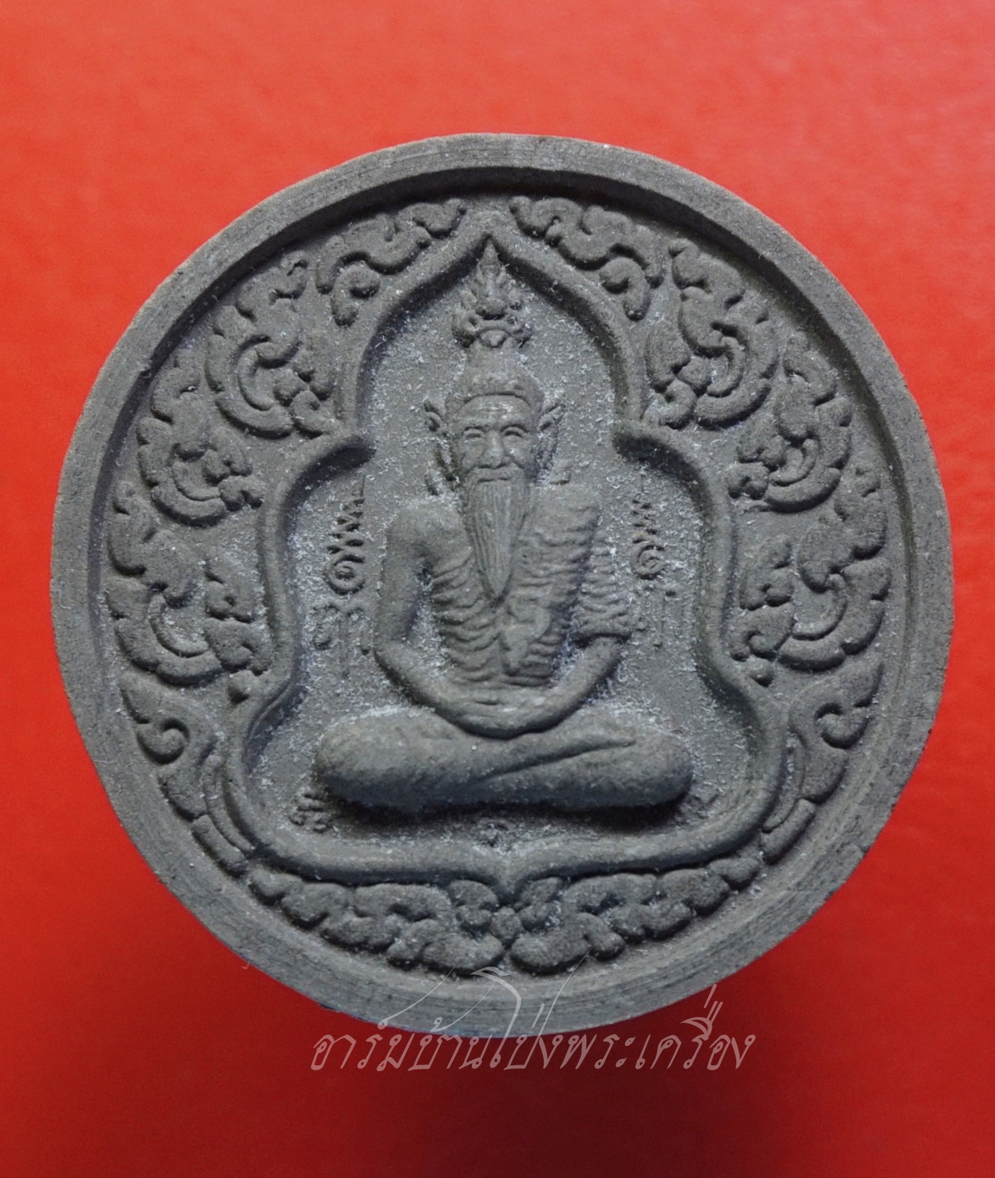 หลวงปู่ต้อย วัดสนามแย้ เศียรพ่อแก่ฤาษีนารอด หลังปู่ฤาษีนารายณ์ รุ่นแรก ปี๒๕๕๓ เนื้อผงพุทธคุณ(องค์ที่1)