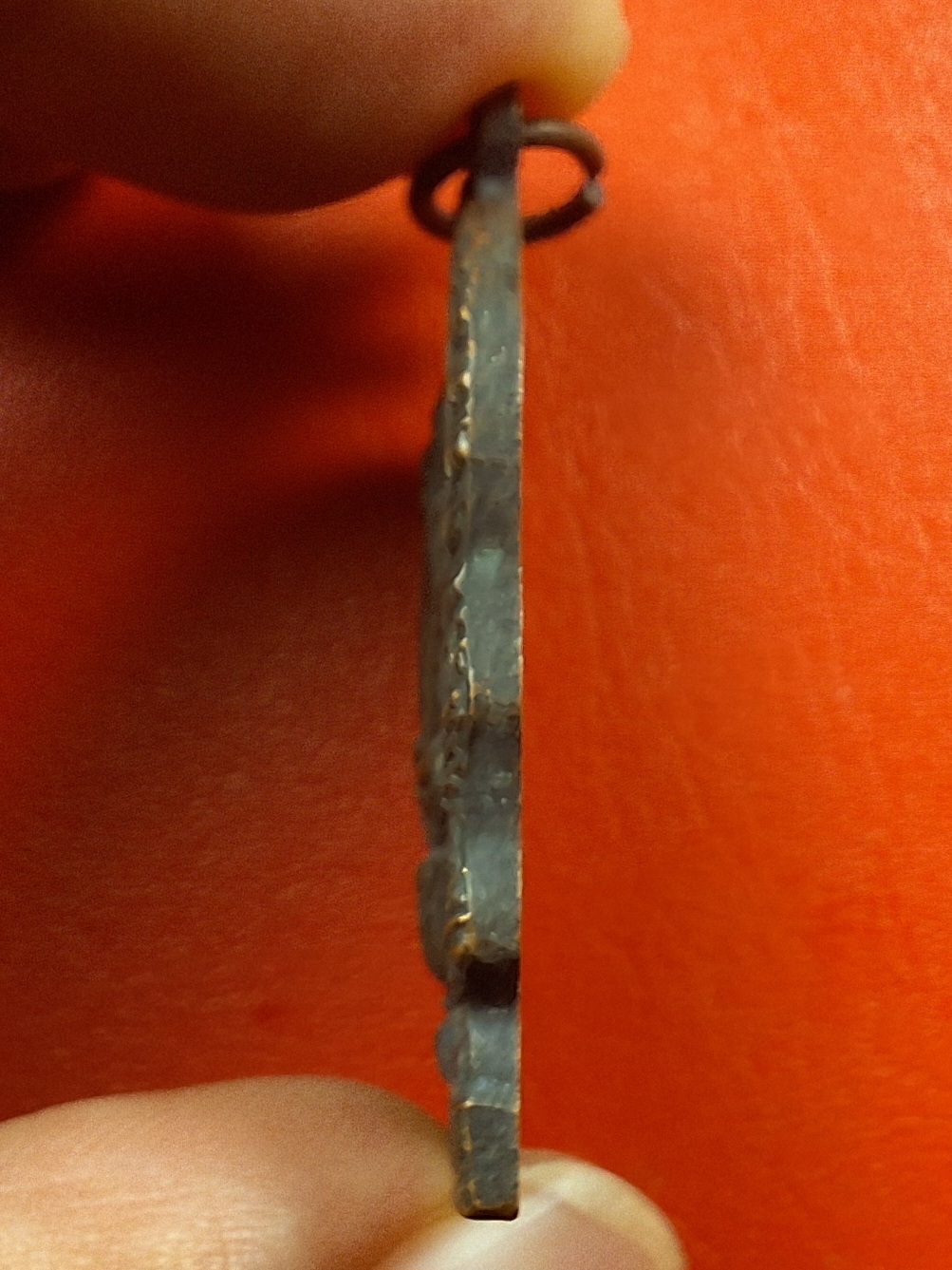 หลวงพ่อเกษม สุสานไตรลักษณ์ เหรียญนั่งพาน รุ่นบารมีท่วมท้น ปี๒๕๓๖ เนื้อทองแดงรมดำ(องค์ที่1)