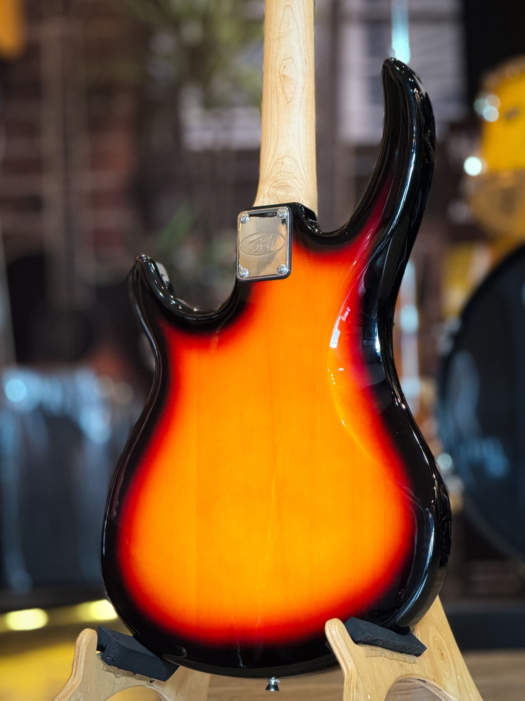 Peavey เบสไฟฟ้า Milestone 4 สาย สีซันเบิร์ส จำนวน 20 เฟรต Bass Guitar ฟรี สายแจ็ค / ปิ๊ก 3 อัน