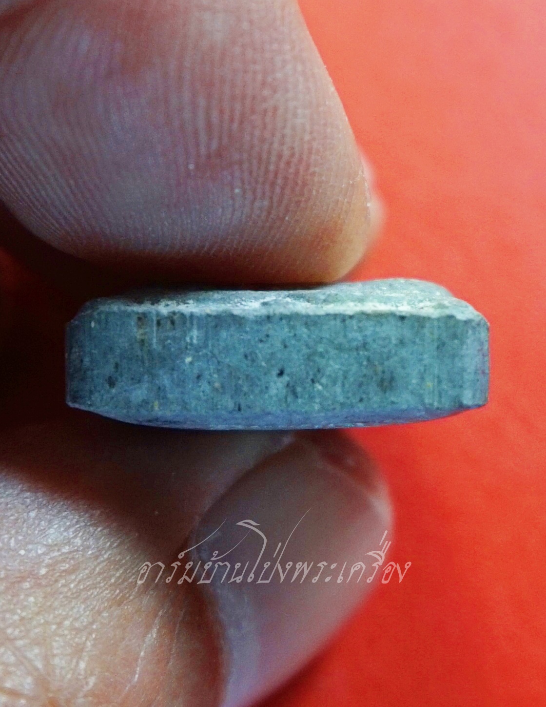 หลวงปู่ทวด รุ่น อยู่รอดปลอดภัย มีทรัพย์เพิ่มพูน หลวงปู่ดิลก ปี๒๕๓๕ เนื้อผงสีดำ(องค์ที่1)