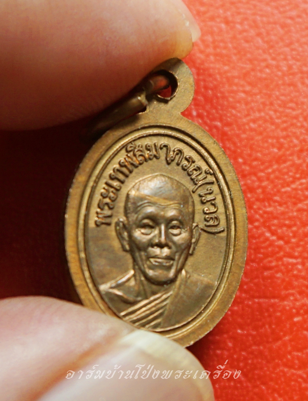 หลวงพ่อคูณ หลังหลวงพ่อนวล เม็ดแตง 2 เทพ เลข2570 เนื้อทองแดง(องค์ที่1)