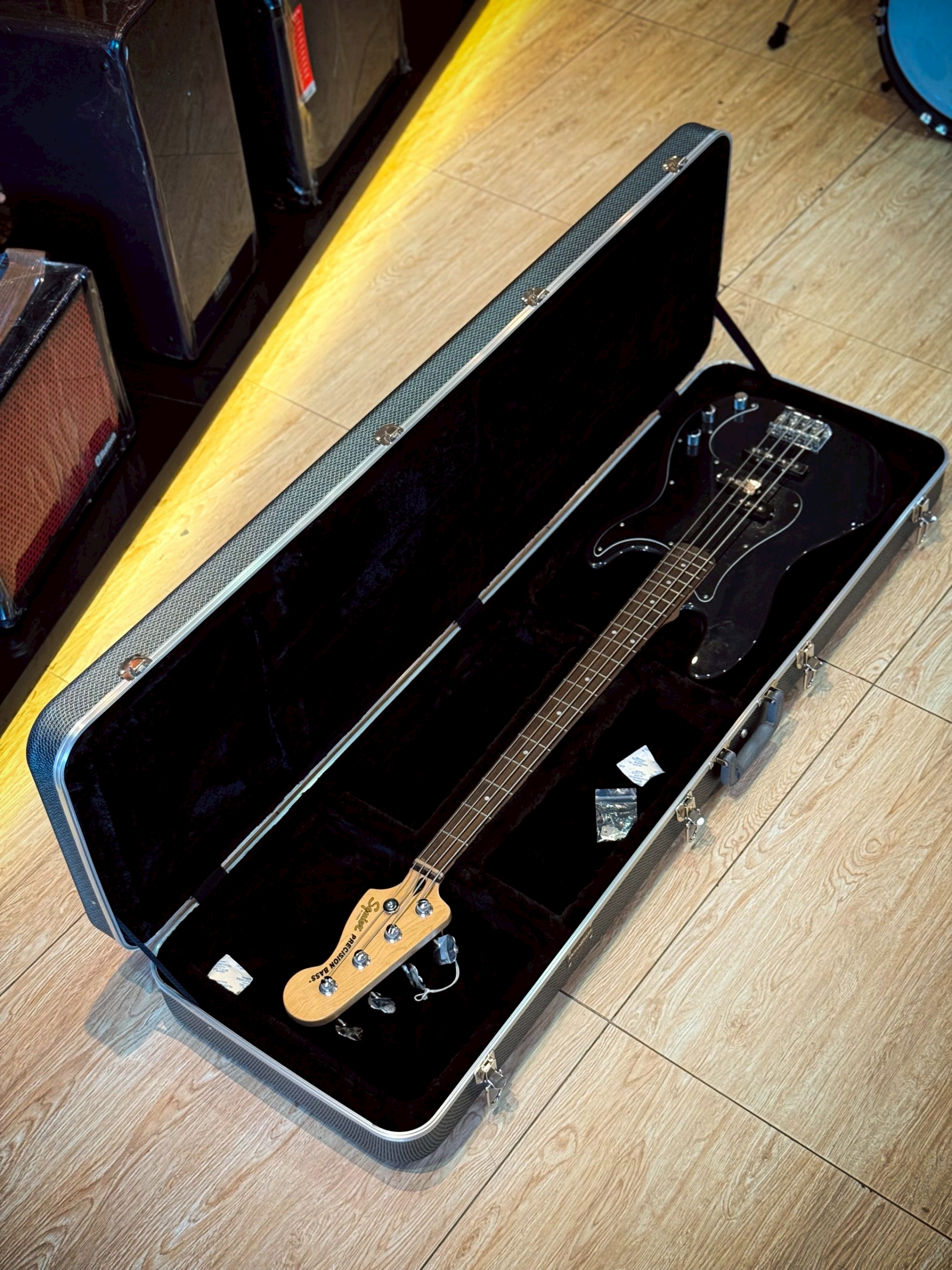 Duracase Hard case ฮาร์ดเคสเบส ลายคาร์บอน ภายในพรม สีดำ ตัวล็อคแน่นหนา วัสดุแข็งแรง ใส่เบสทรงมาตรฐานได้หลายทรง