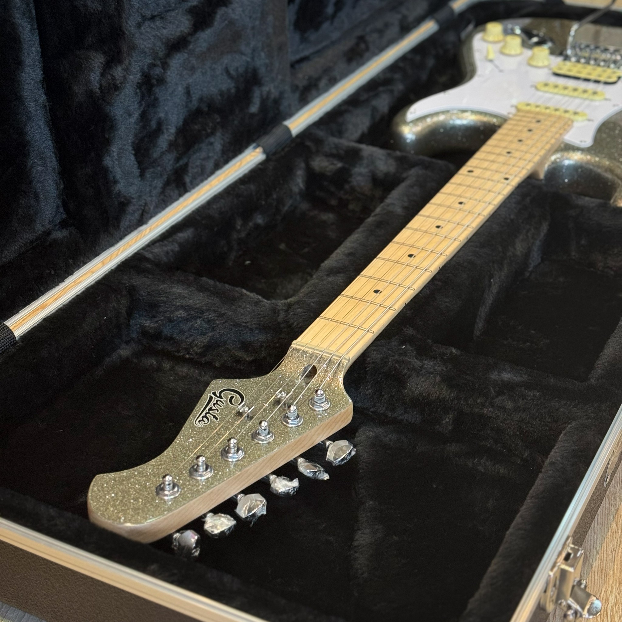 Duracase Hard case ฮาร์ดเคสกีตาร์ไฟฟ้า ลายคาร์บอน ตัวล็อคแข็งแีง ด้านในบุกำมะหยี่-พรมดำ