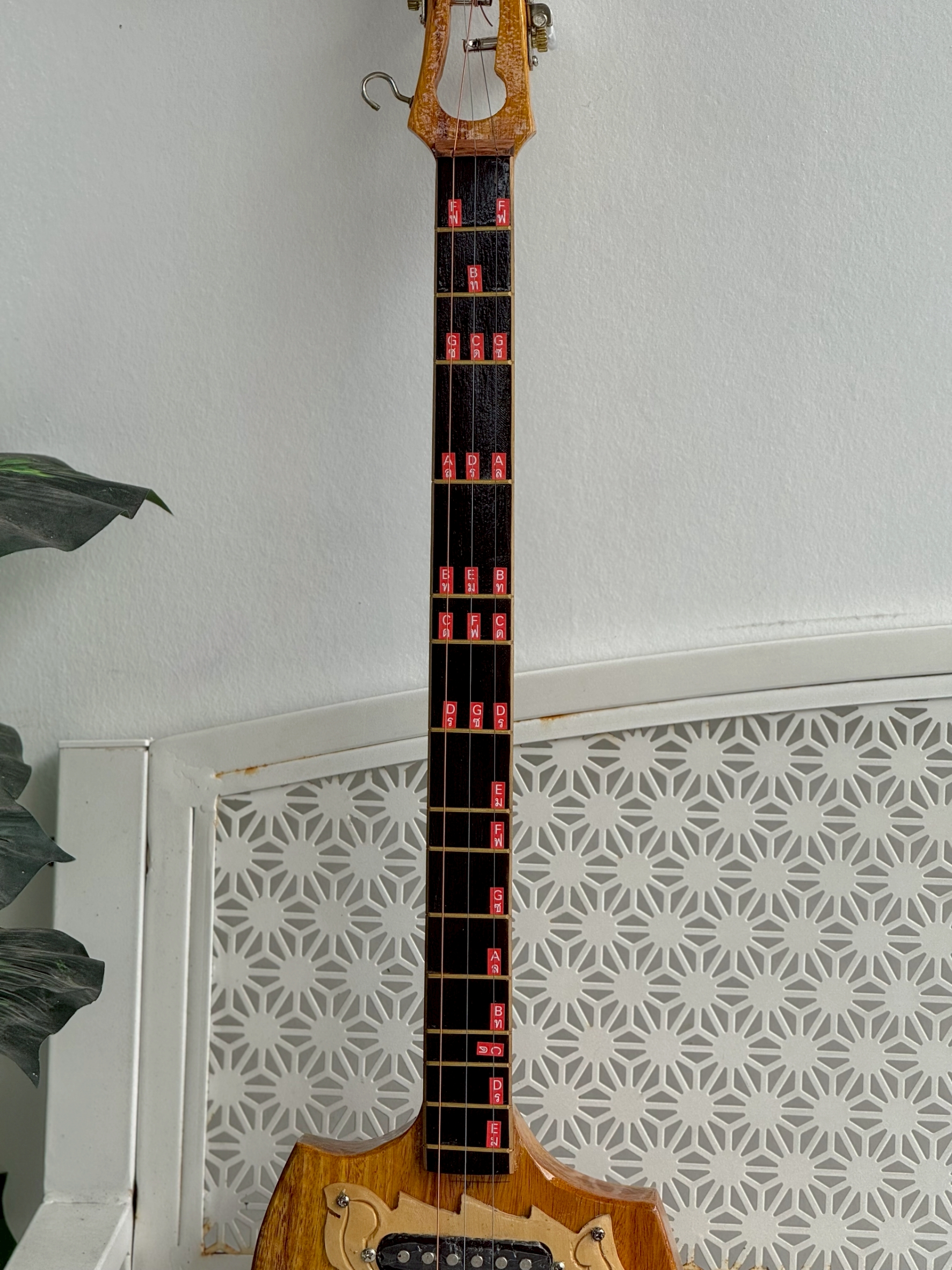 พิณโปร่งไฟฟ้า ซาวโฮลด์กลม สีไม้-สีดำ พร้อม สายแจ็ค สายสพาย หัวพิณพญานาคสามาถถอดได้