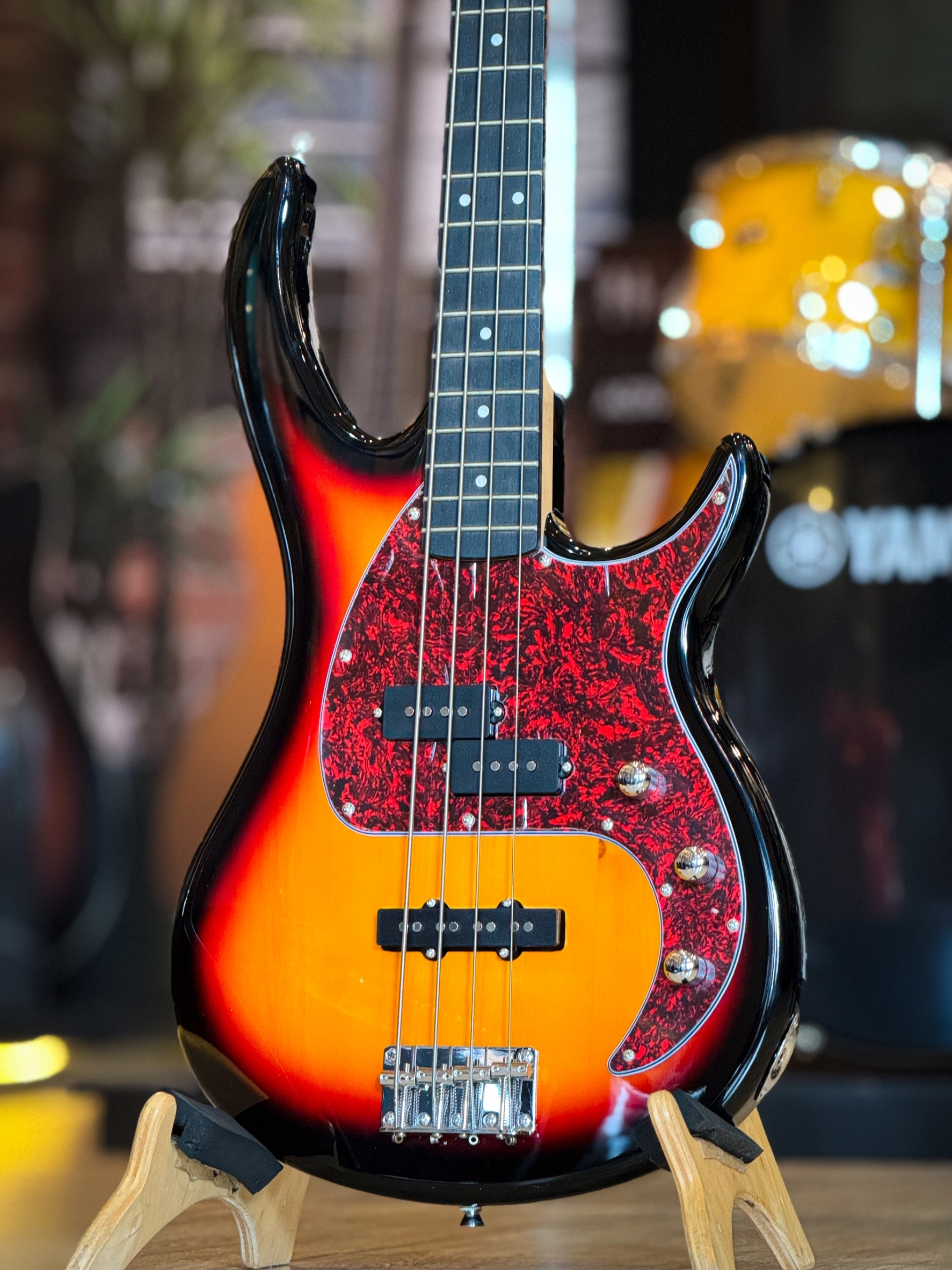 Peavey เบสไฟฟ้า Milestone 4 สาย สีซันเบิร์ส จำนวน 20 เฟรต Bass Guitar ฟรี สายแจ็ค / ปิ๊ก 3 อัน